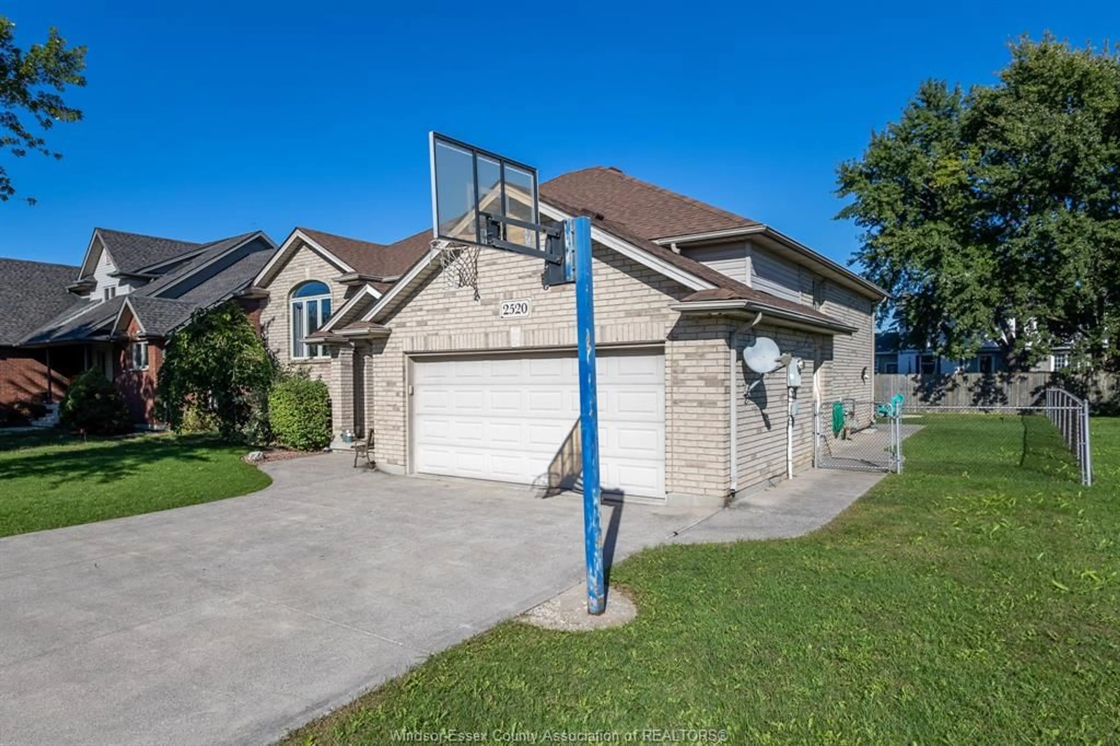 A pic from outside/outdoor area/front of a property/back of a property/a pic from drone, street for 2520 LE BOEUF, Tecumseh Ontario N8N 5E3