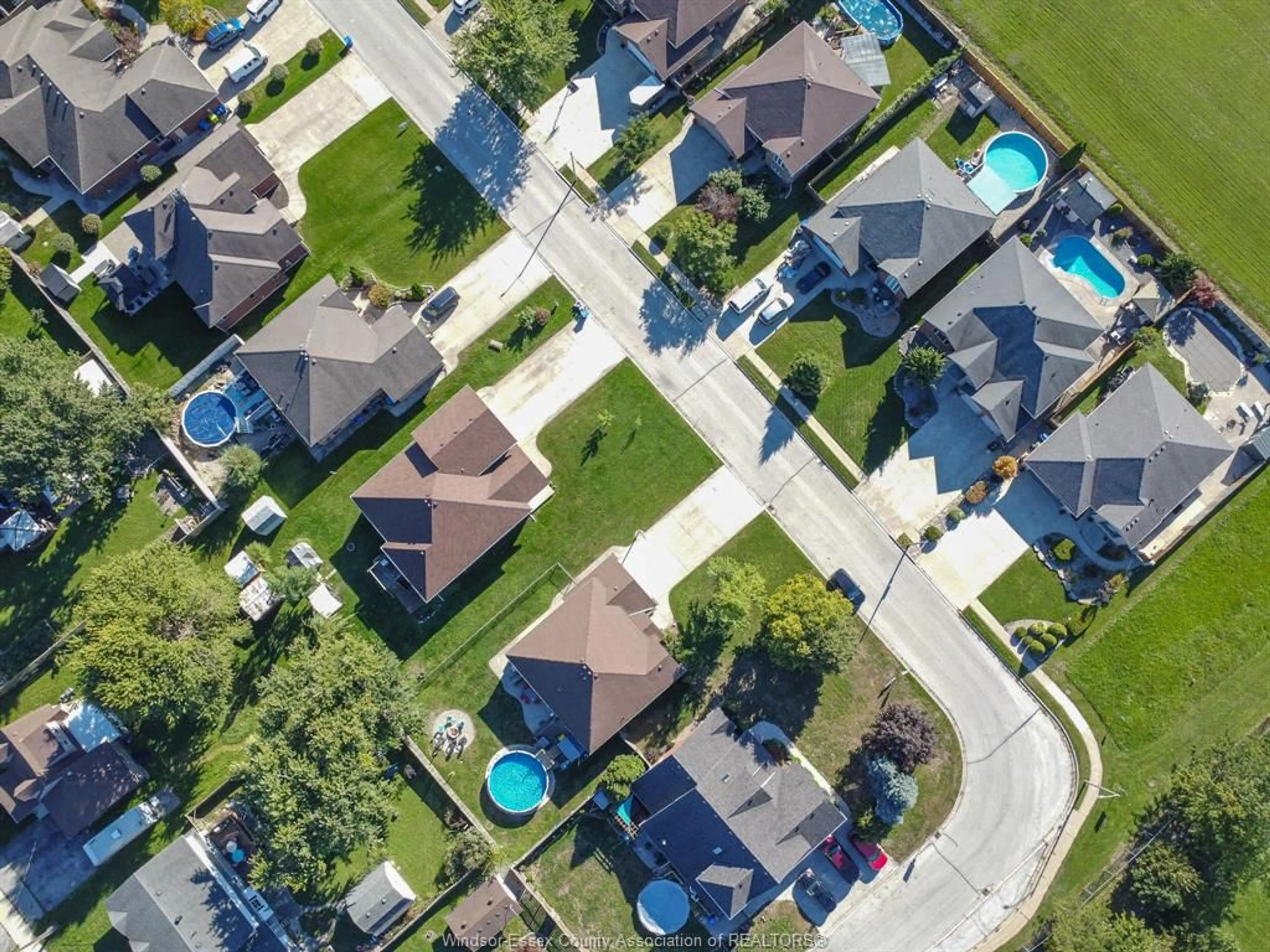 A pic from outside/outdoor area/front of a property/back of a property/a pic from drone, street for 2520 LE BOEUF, Tecumseh Ontario N8N 5E3