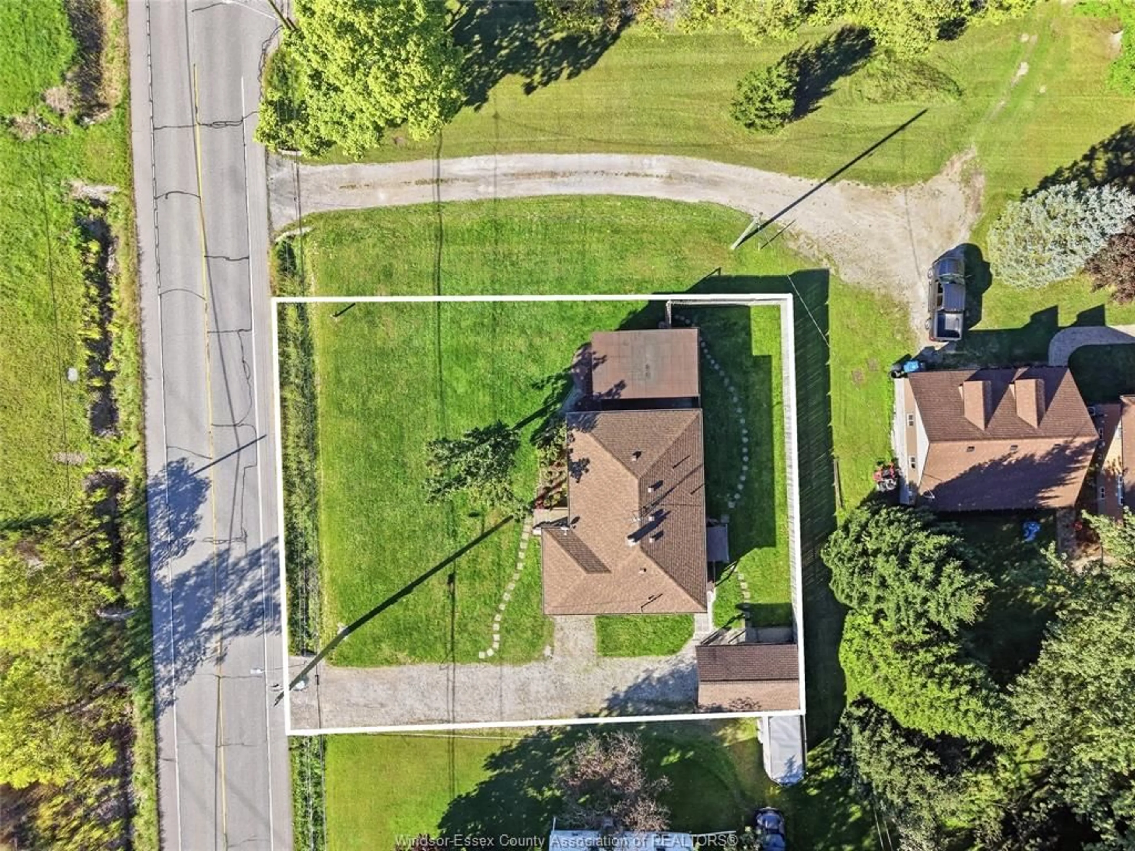 A pic from outside/outdoor area/front of a property/back of a property/a pic from drone, street for 5505 MALDEN Rd, Windsor Ontario N9E 3W1