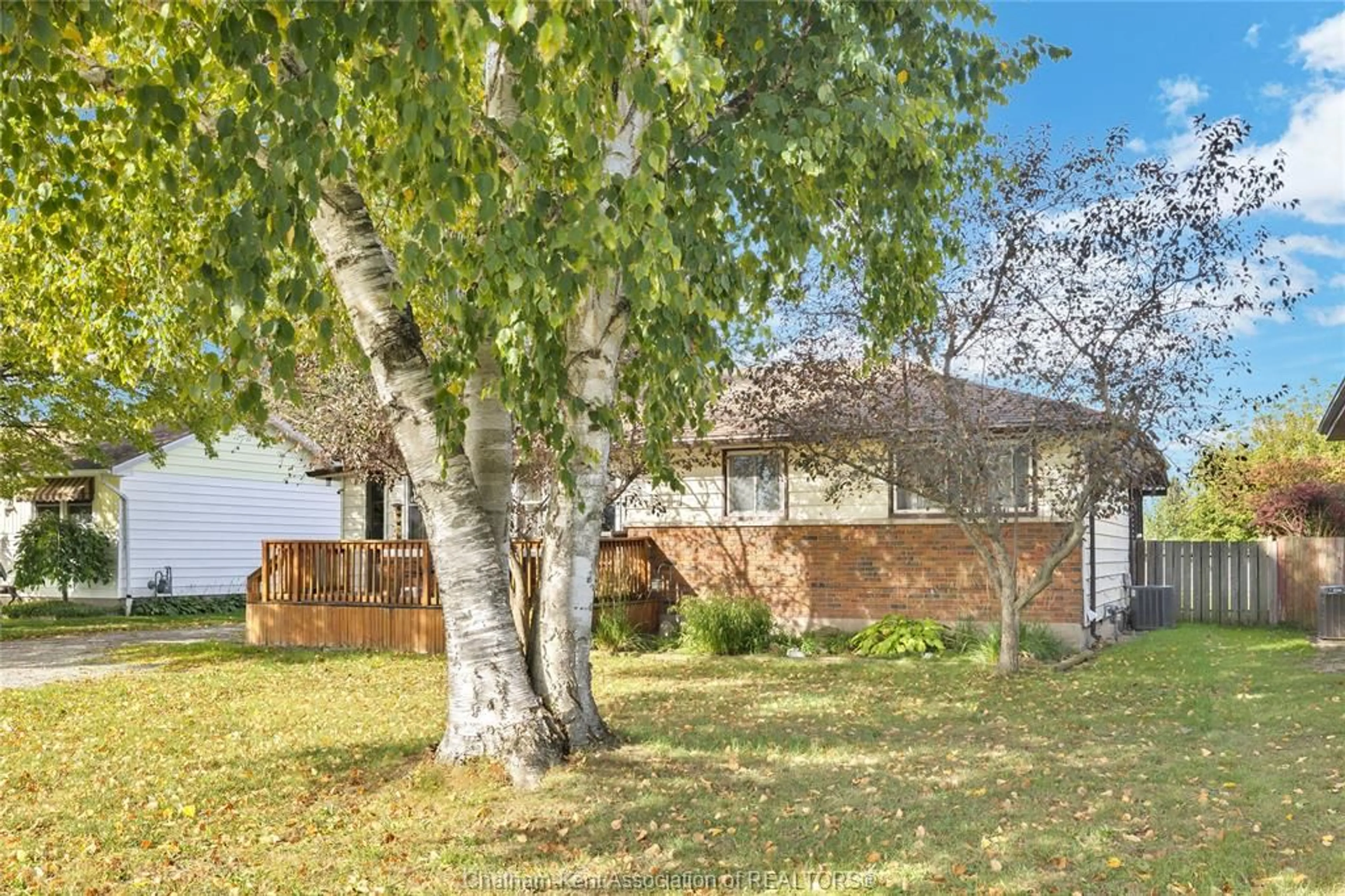 A pic from outside/outdoor area/front of a property/back of a property/a pic from drone, street for 686 Albert St, Wallaceburg Ontario N8A 1Y9