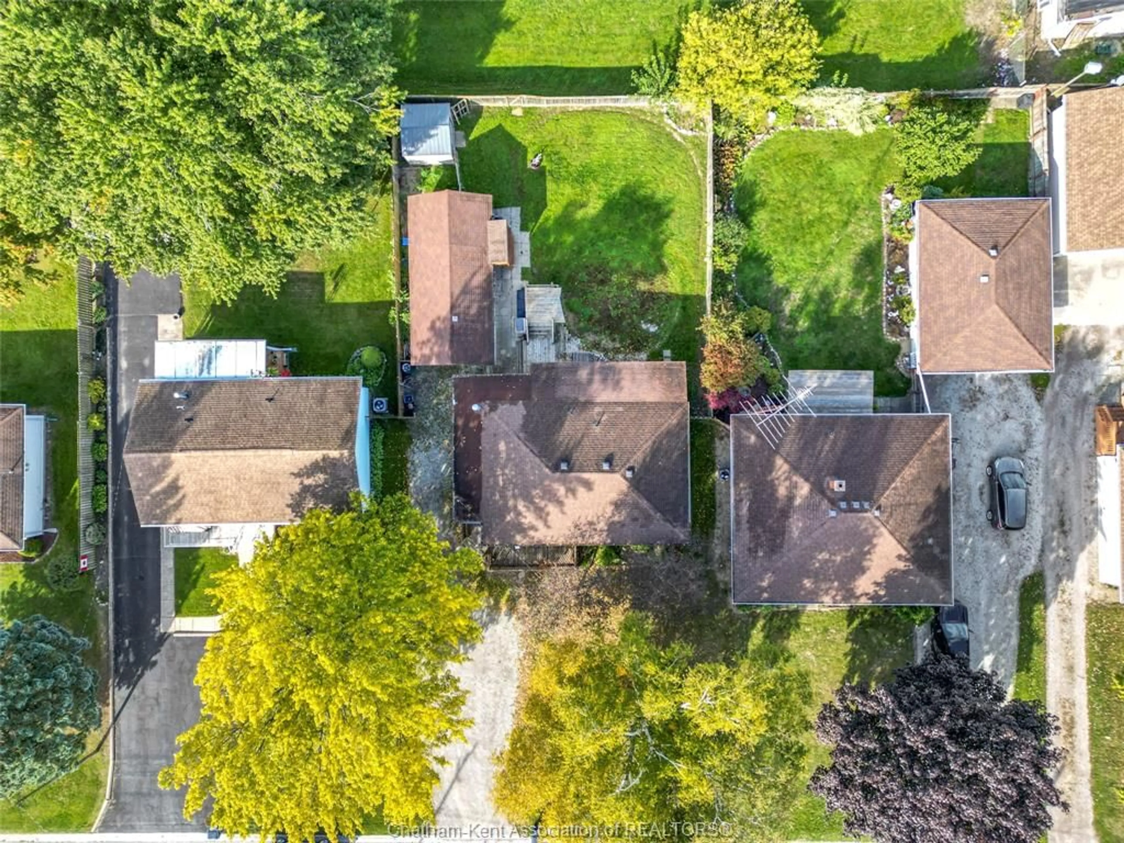 A pic from outside/outdoor area/front of a property/back of a property/a pic from drone, street for 686 Albert St, Wallaceburg Ontario N8A 1Y9