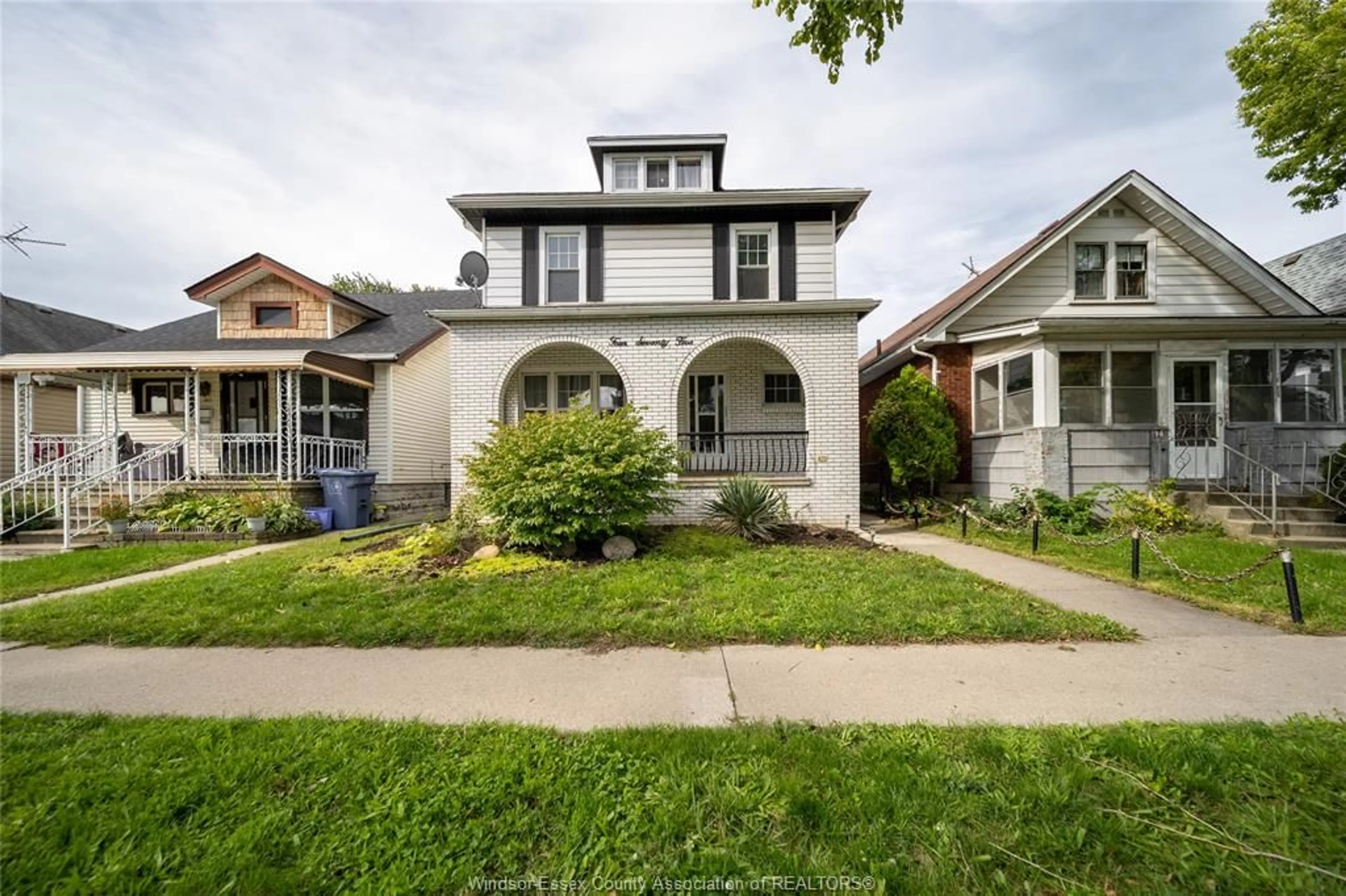 Home with brick exterior material, street for 475 MCKAY Ave, Windsor Ontario N9B 1Z7