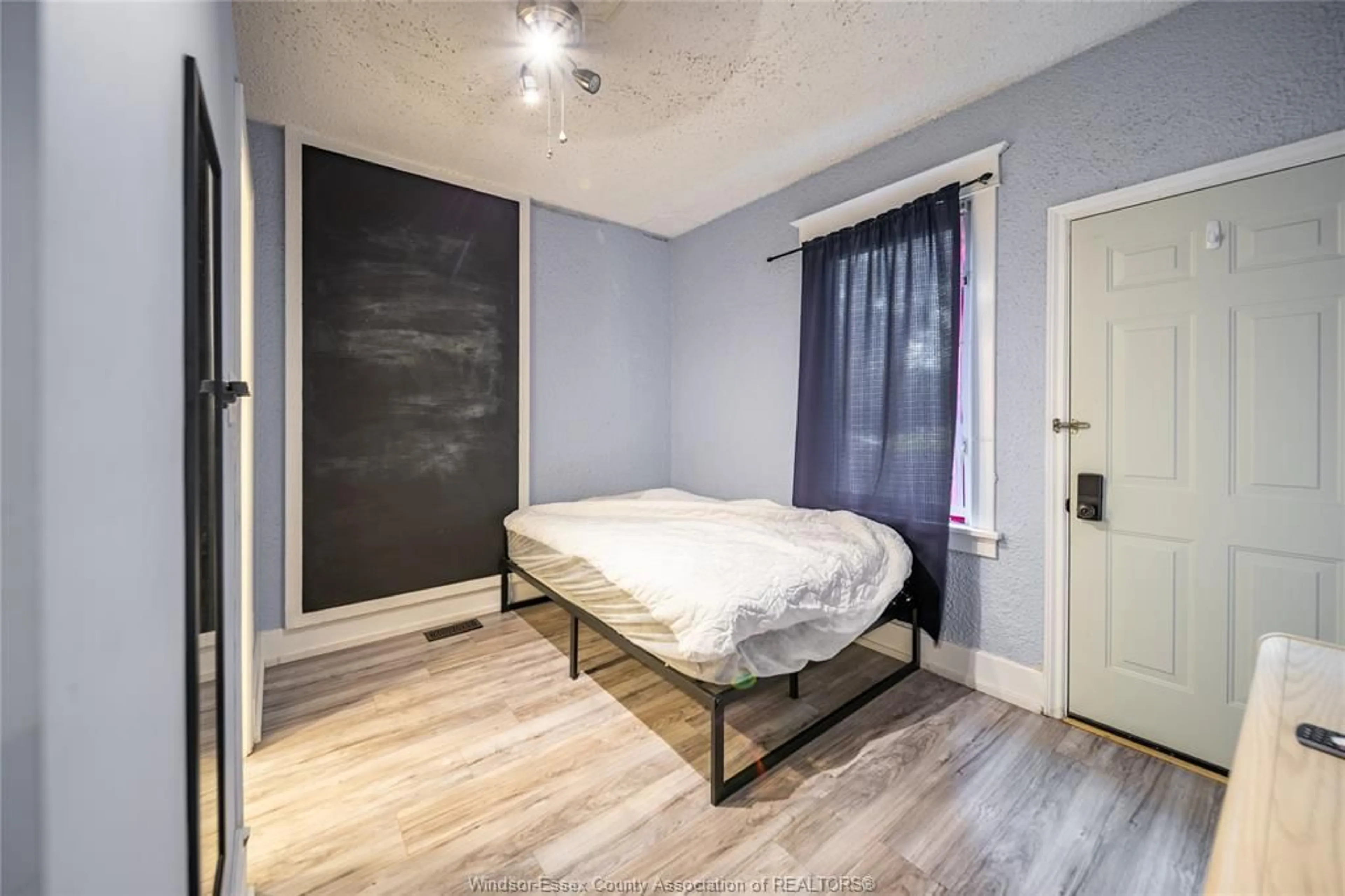 A pic of a room for 475 MCKAY Ave, Windsor Ontario N9B 1Z7