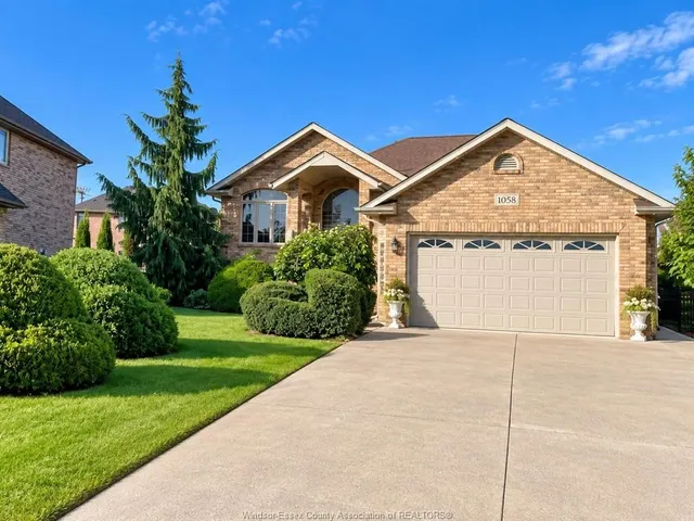 1058 NOVA Dr, Windsor