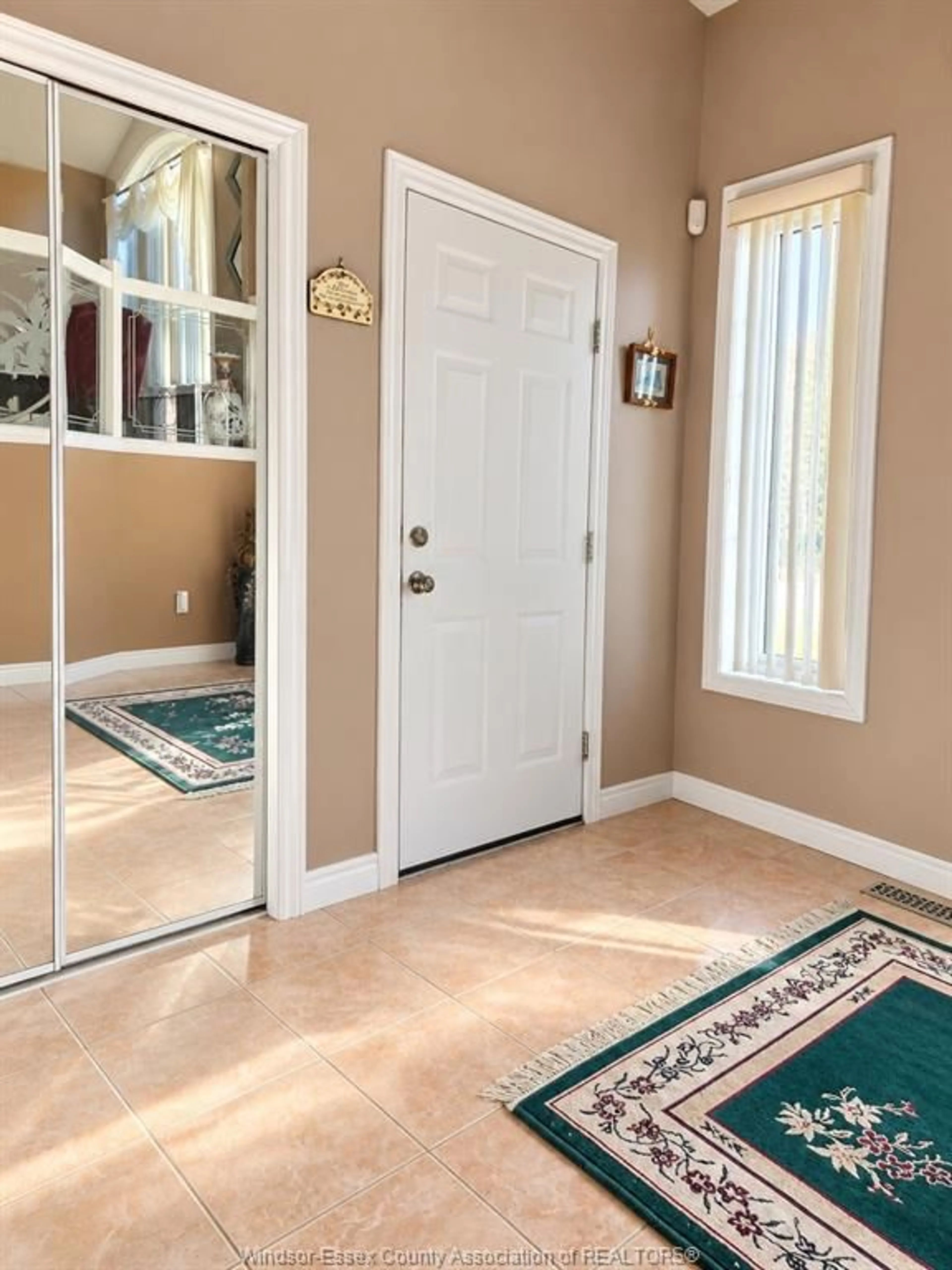 Indoor entryway for 1058 NOVA Dr, Windsor Ontario N9G 2S7