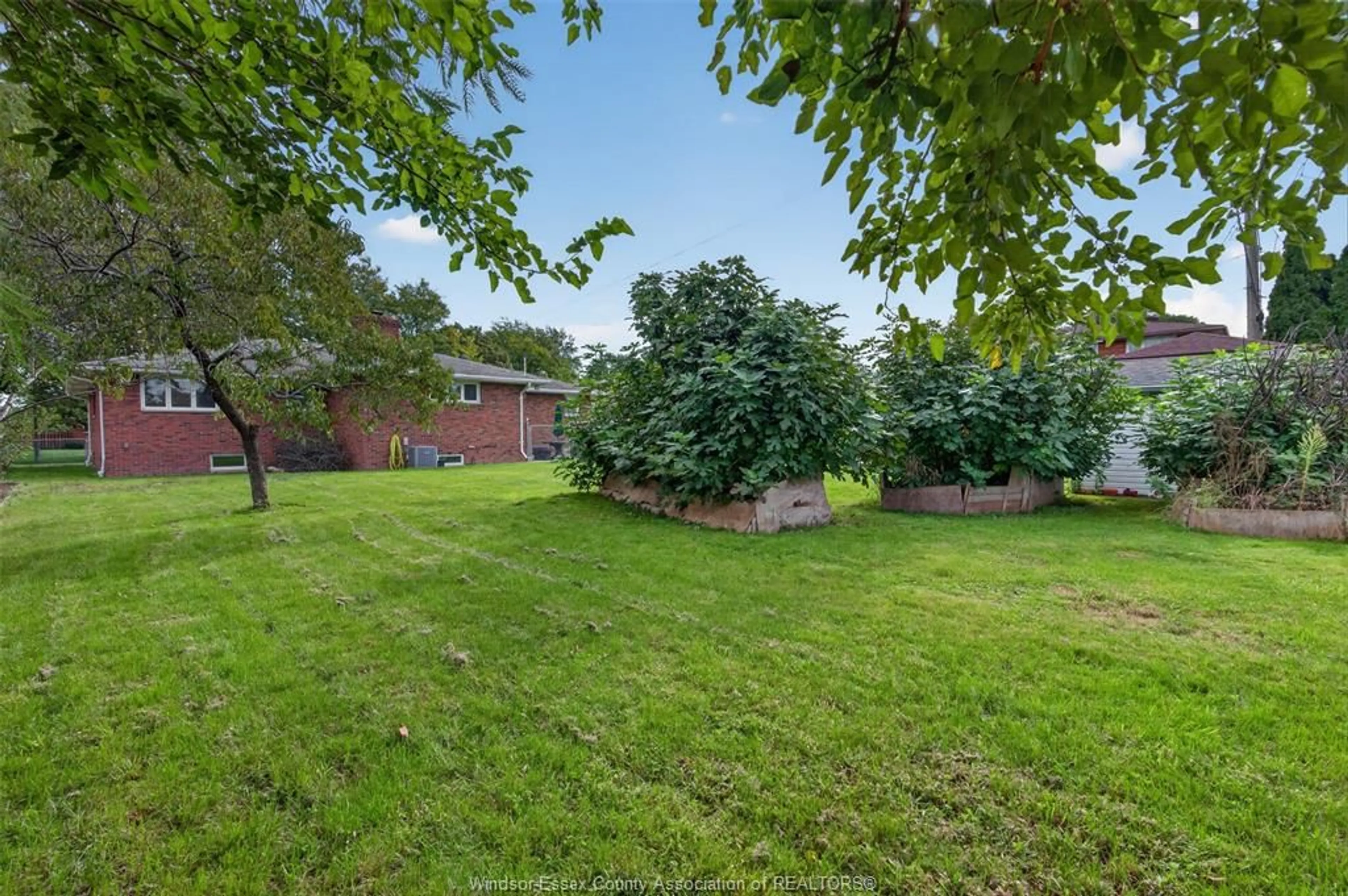 A pic from outside/outdoor area/front of a property/back of a property/a pic from drone, unknown for 1565 Roxborough, Windsor Ontario N9B 3H2
