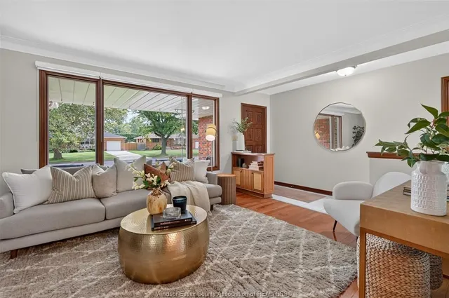 1565 Roxborough, Windsor 5