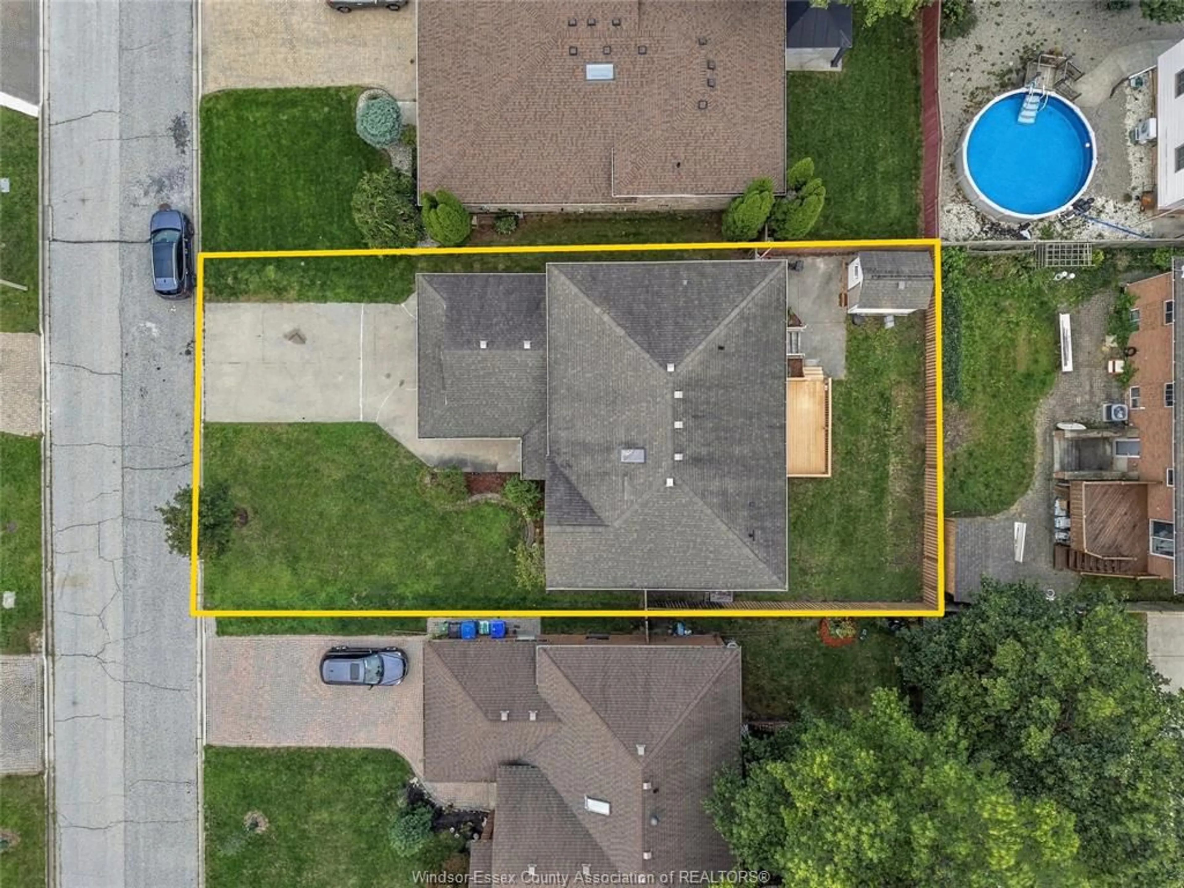 A pic from outside/outdoor area/front of a property/back of a property/a pic from drone, street for 2564 BUTTERY St, Windsor Ontario N9E 4L9