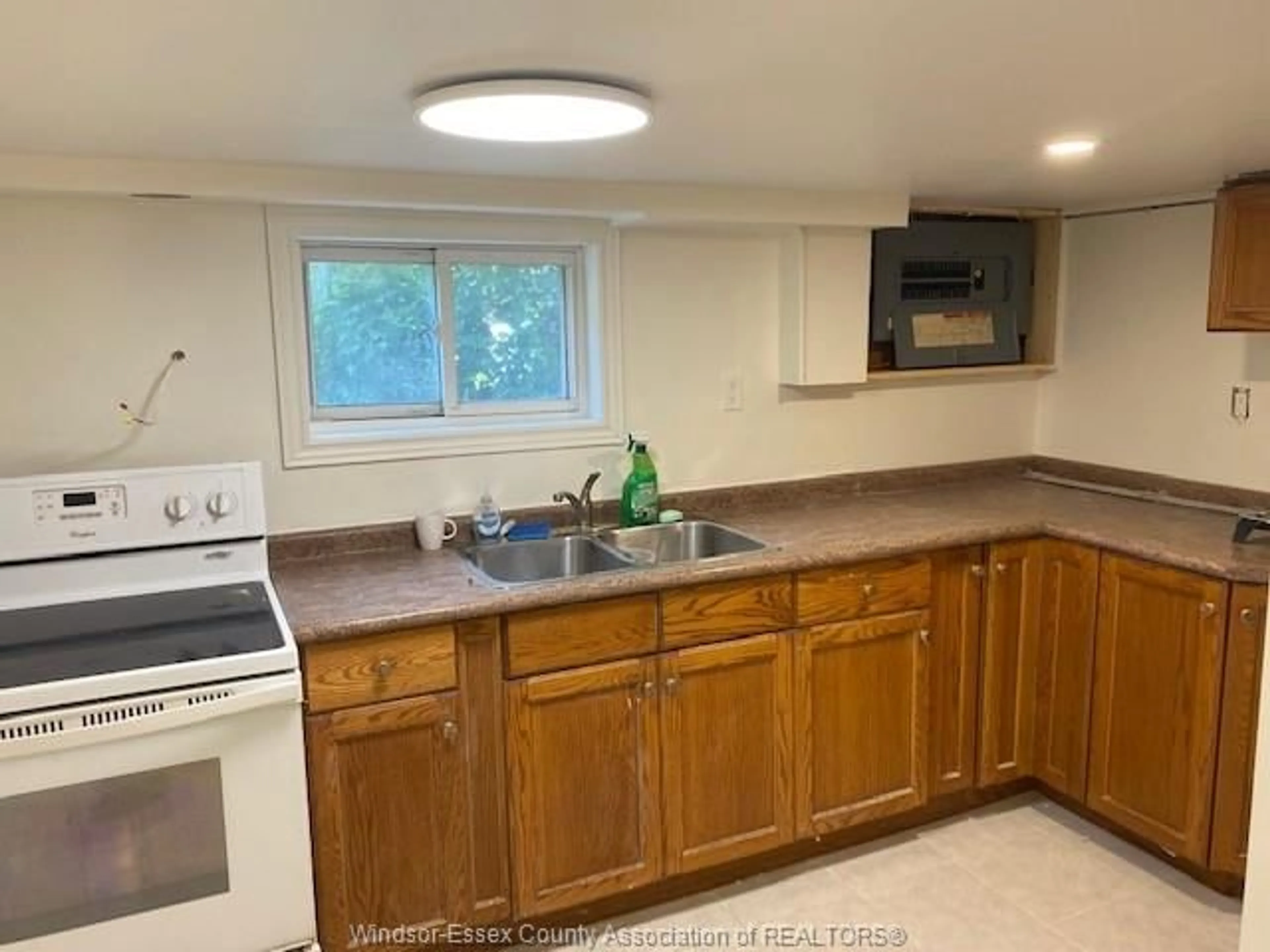 Standard kitchen, ceramic/tile floor for 961 CAMPBELL, Windsor Ontario N9B 2J4