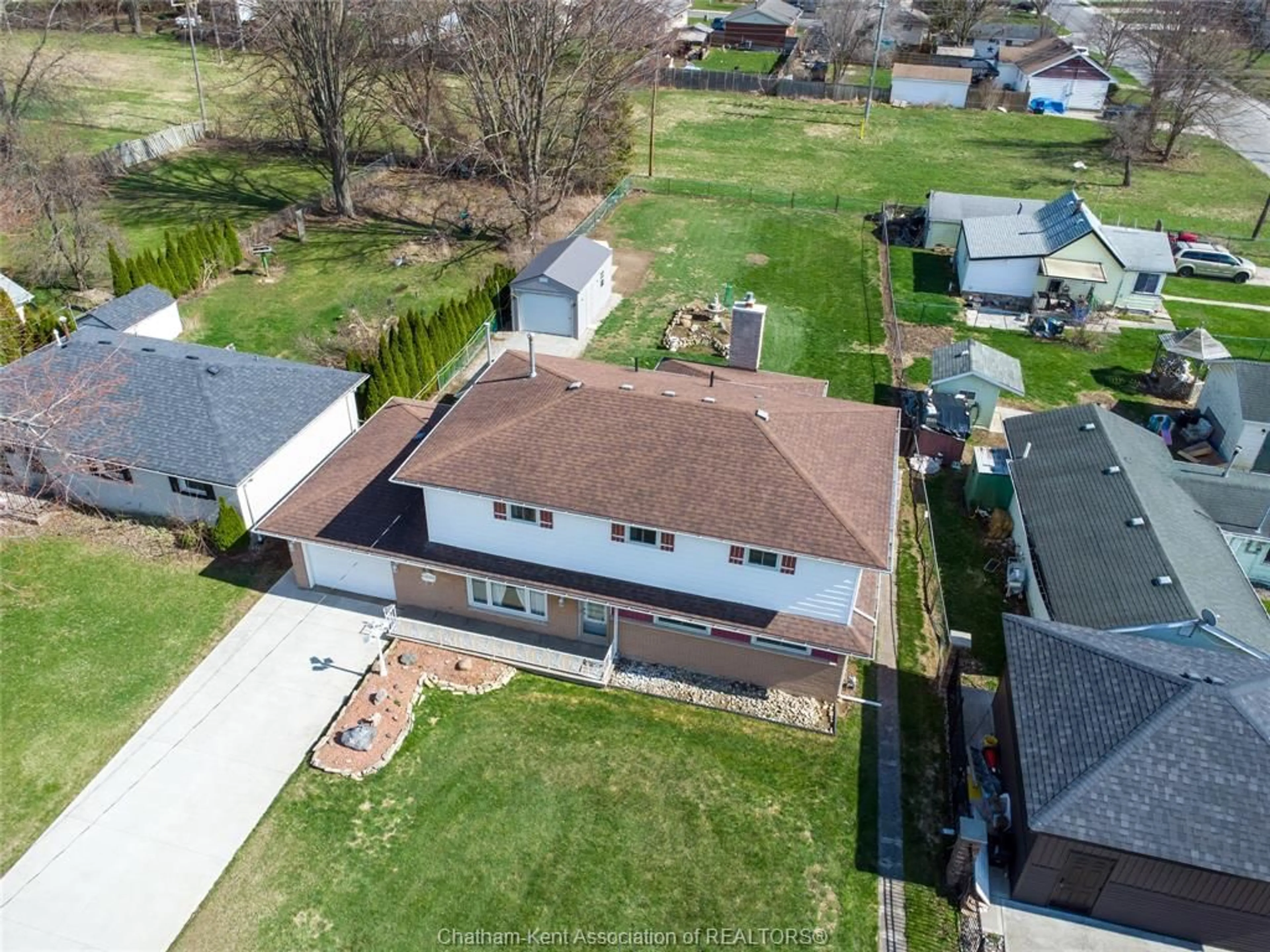 A pic from outside/outdoor area/front of a property/back of a property/a pic from drone, street for 16 ARTHUR Dr, Chatham Ontario N7M 3Y4