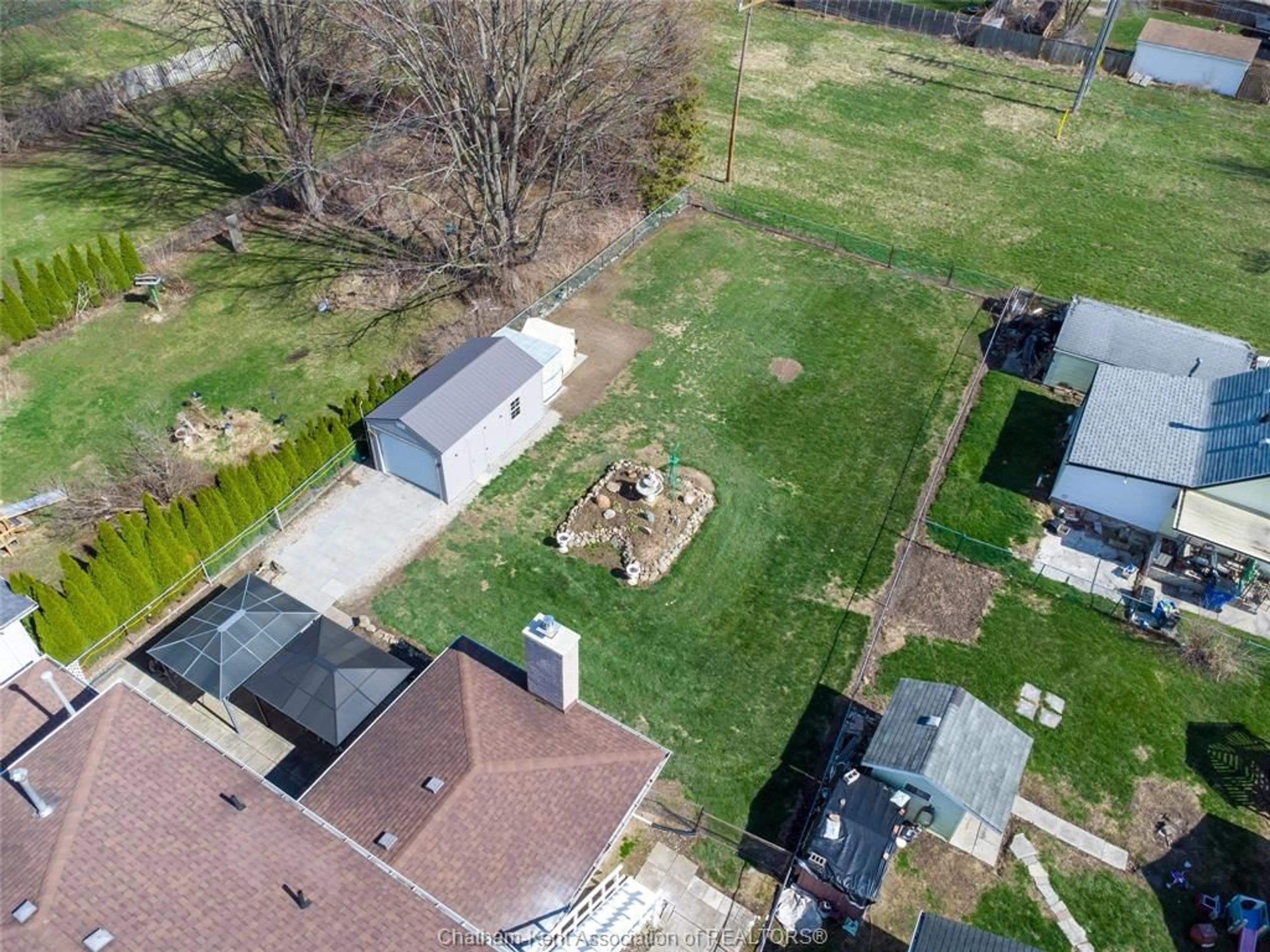 A pic from outside/outdoor area/front of a property/back of a property/a pic from drone, street for 16 ARTHUR Dr, Chatham Ontario N7M 3Y4
