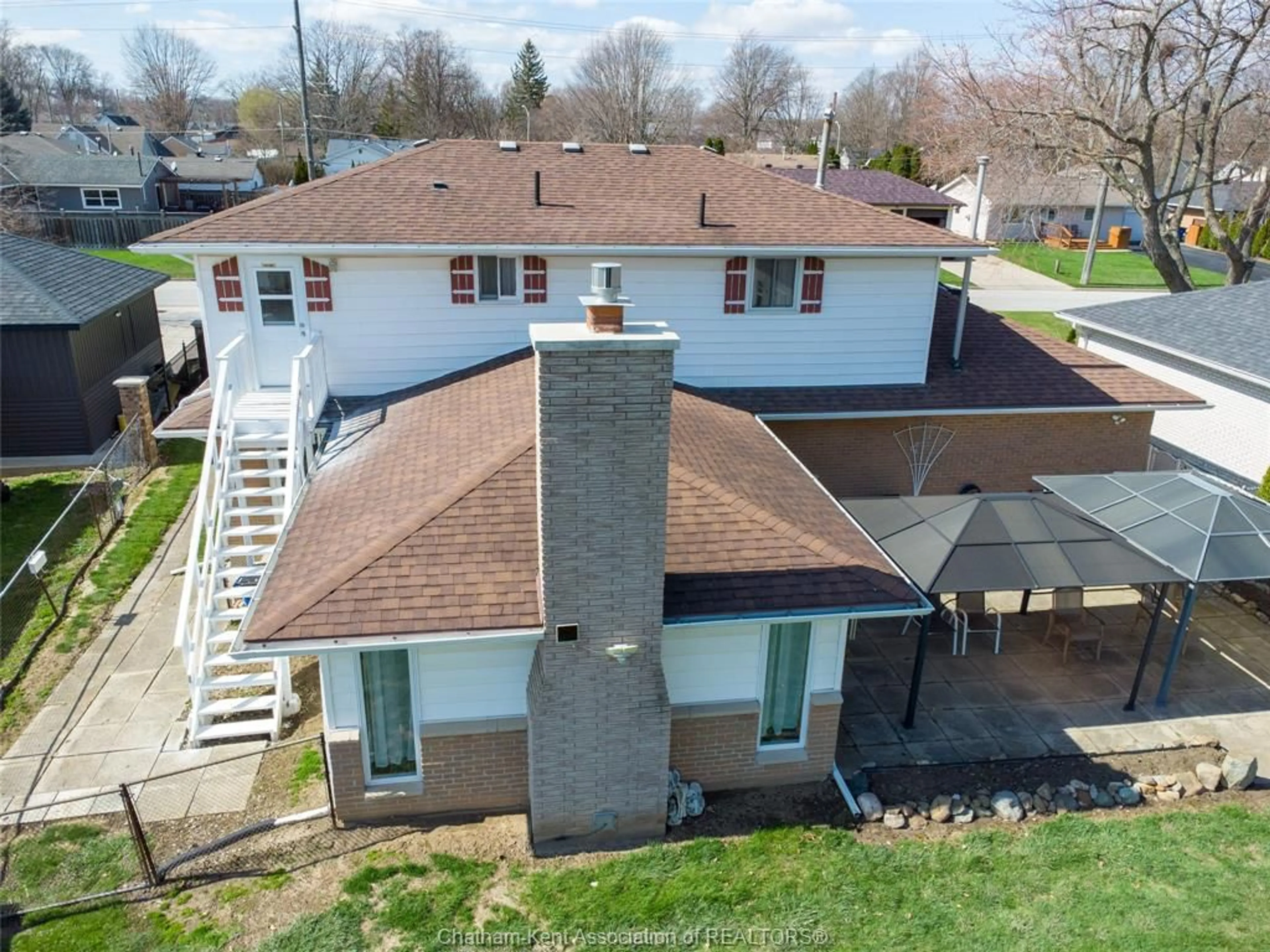 A pic from outside/outdoor area/front of a property/back of a property/a pic from drone, building for 16 ARTHUR Dr, Chatham Ontario N7M 3Y4