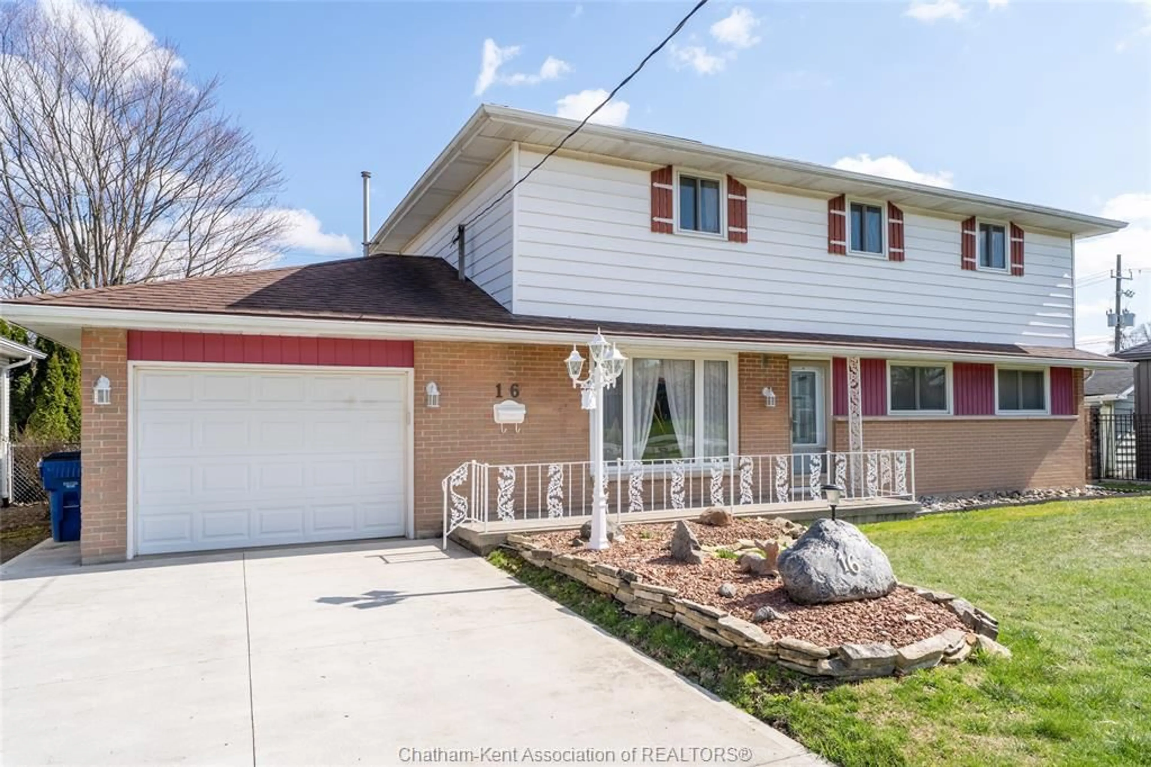 Home with vinyl exterior material, street for 16 ARTHUR Dr, Chatham Ontario N7M 3Y4