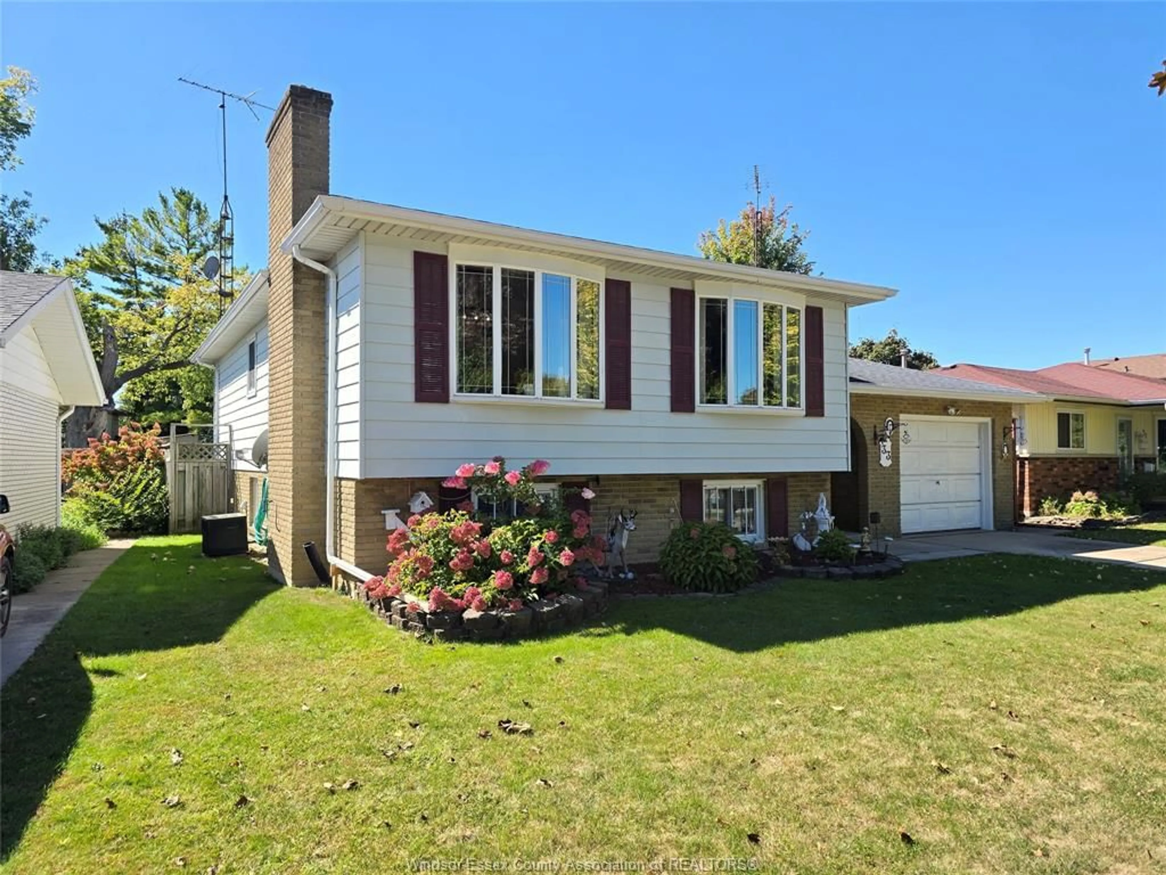Home with vinyl exterior material, street for 33 BENNIE, Leamington Ontario N8H 4M2