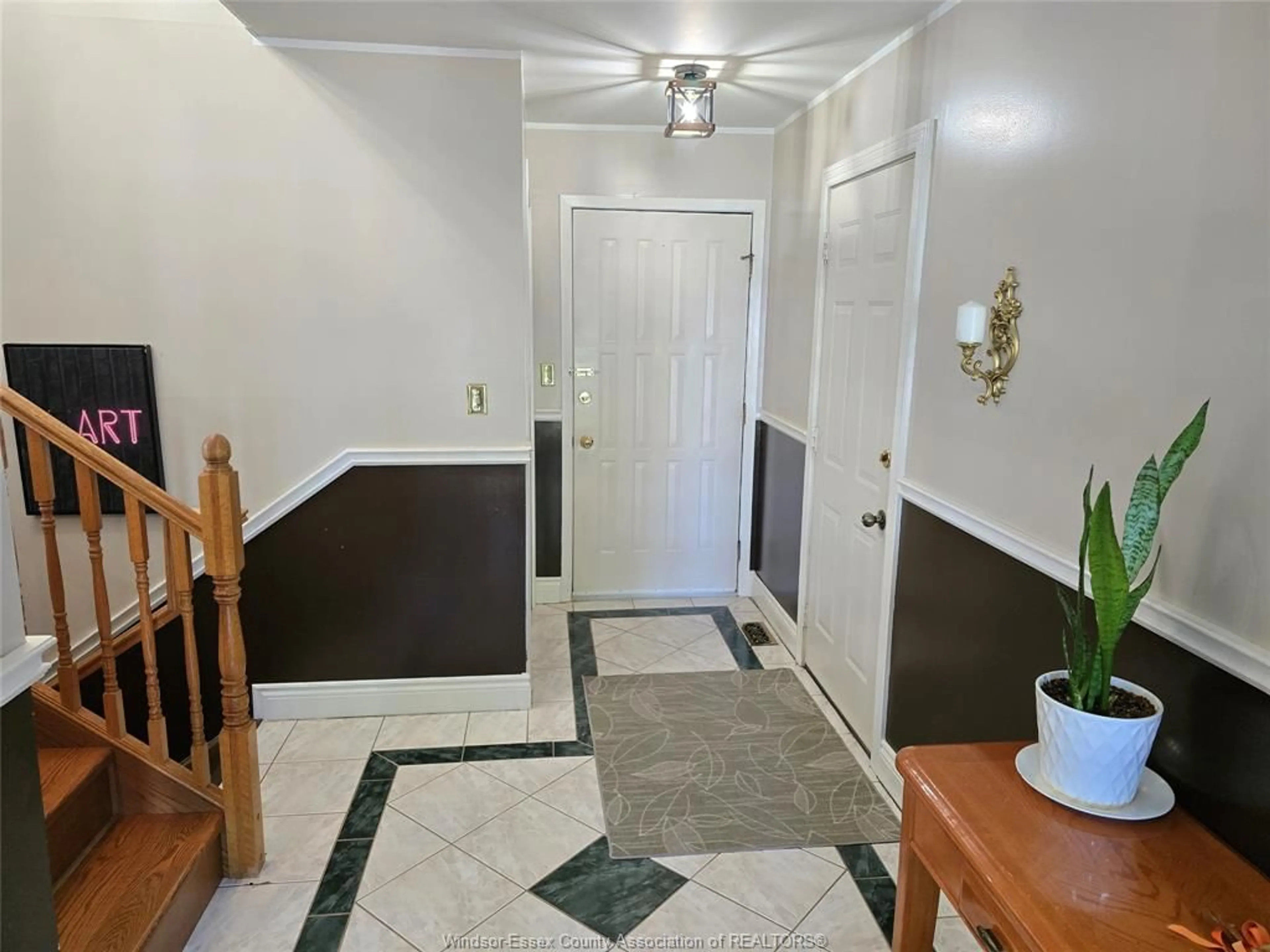 Indoor entryway for 33 BENNIE, Leamington Ontario N8H 4M2