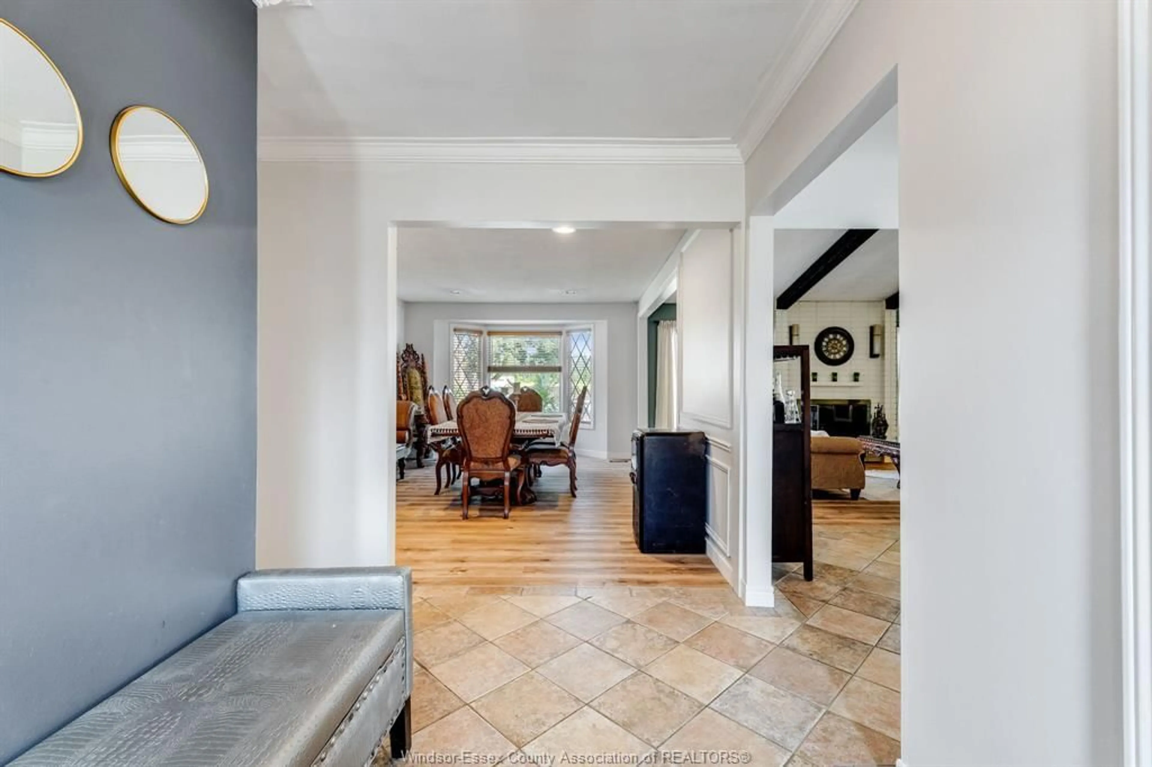 Indoor foyer for 3 Fischer Cres, Leamington Ontario N8H 4S6