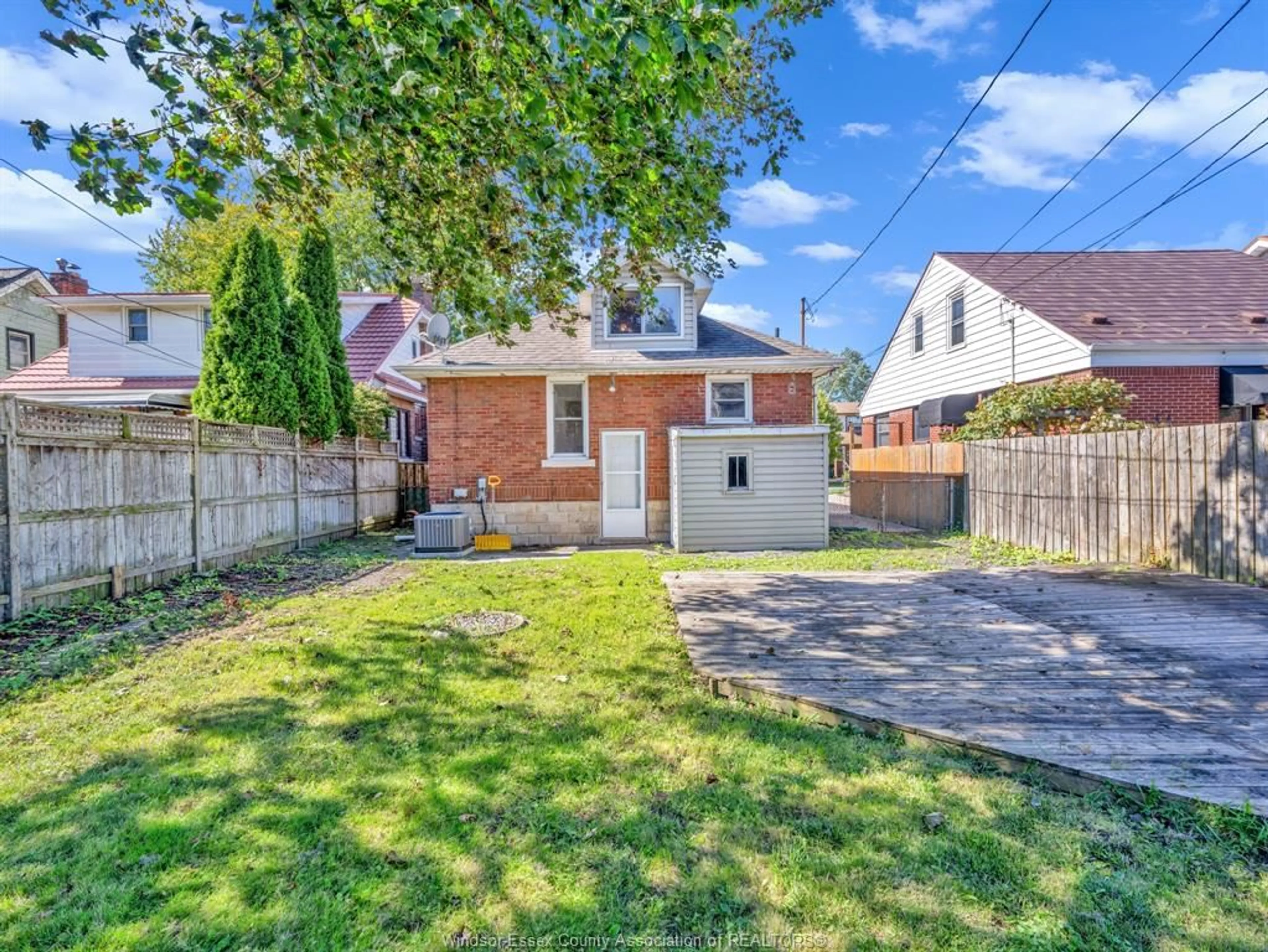 A pic from outside/outdoor area/front of a property/back of a property/a pic from drone, street for 2352 LINCOLN Rd, Windsor Ontario N8W 2R5