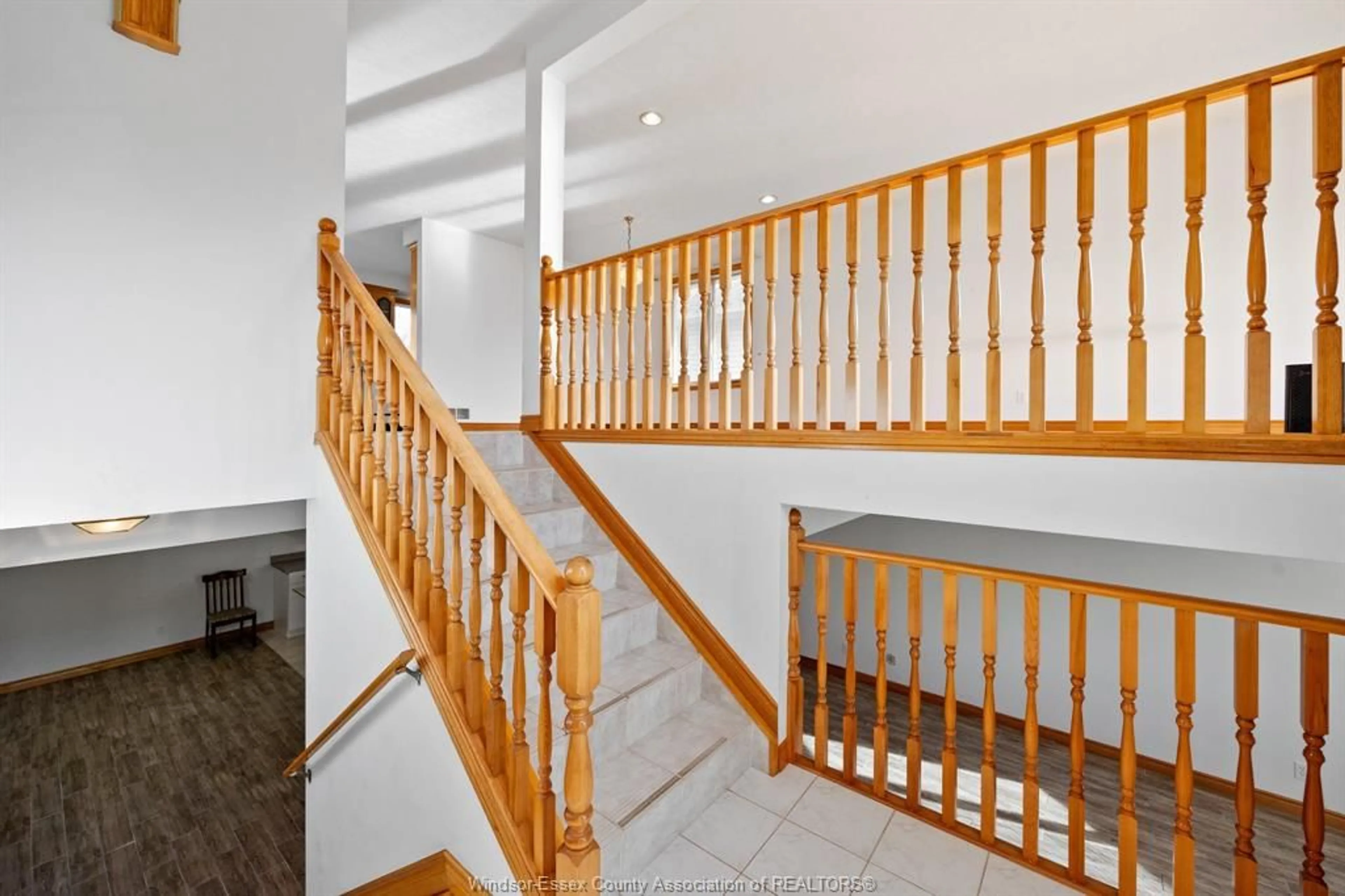 Stairs for 256 KENILWORTH Pl, Windsor Ontario N9E 4M6