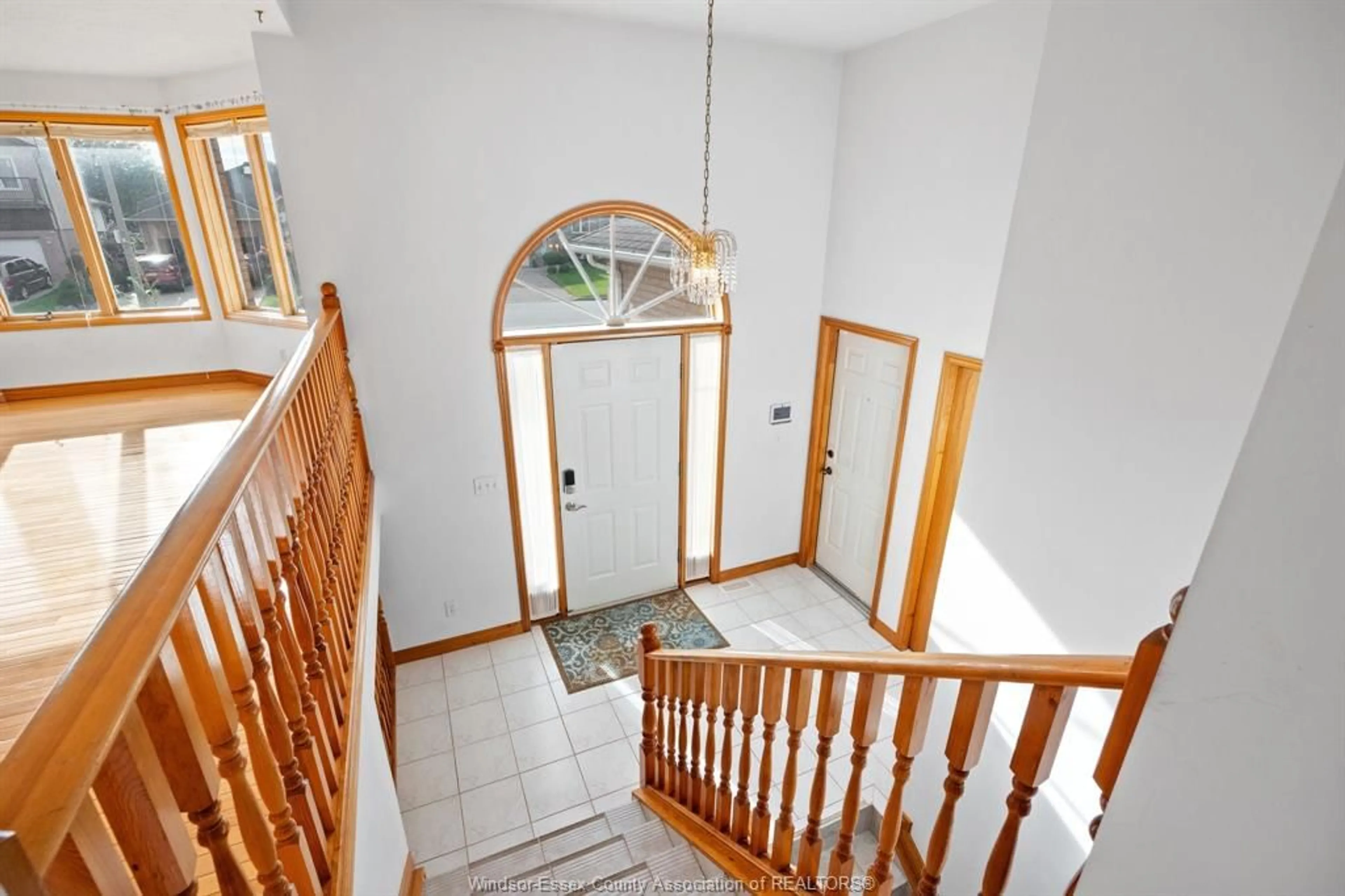 Indoor foyer for 256 KENILWORTH Pl, Windsor Ontario N9E 4M6