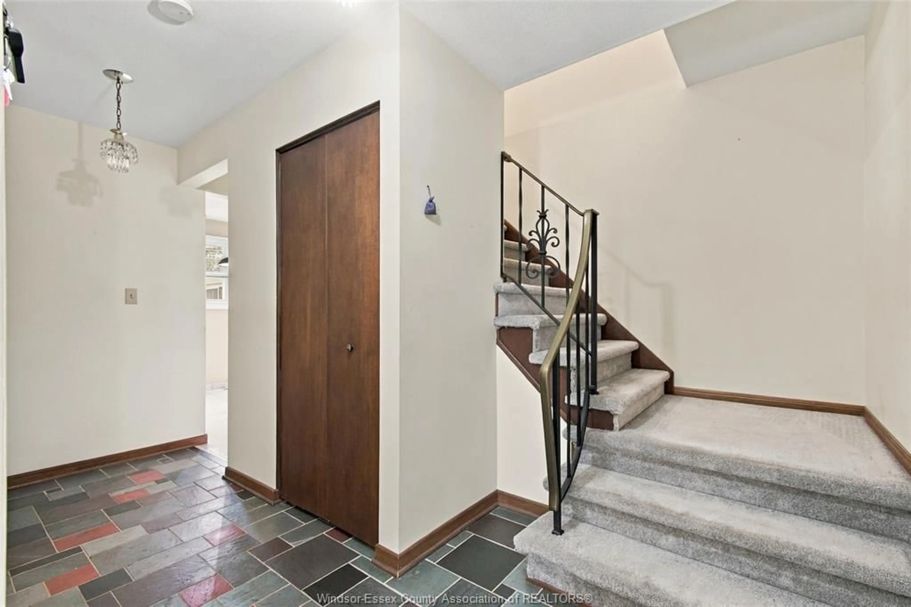 Indoor foyer for 9966 ASGARD, Windsor Ontario N8R 1E2