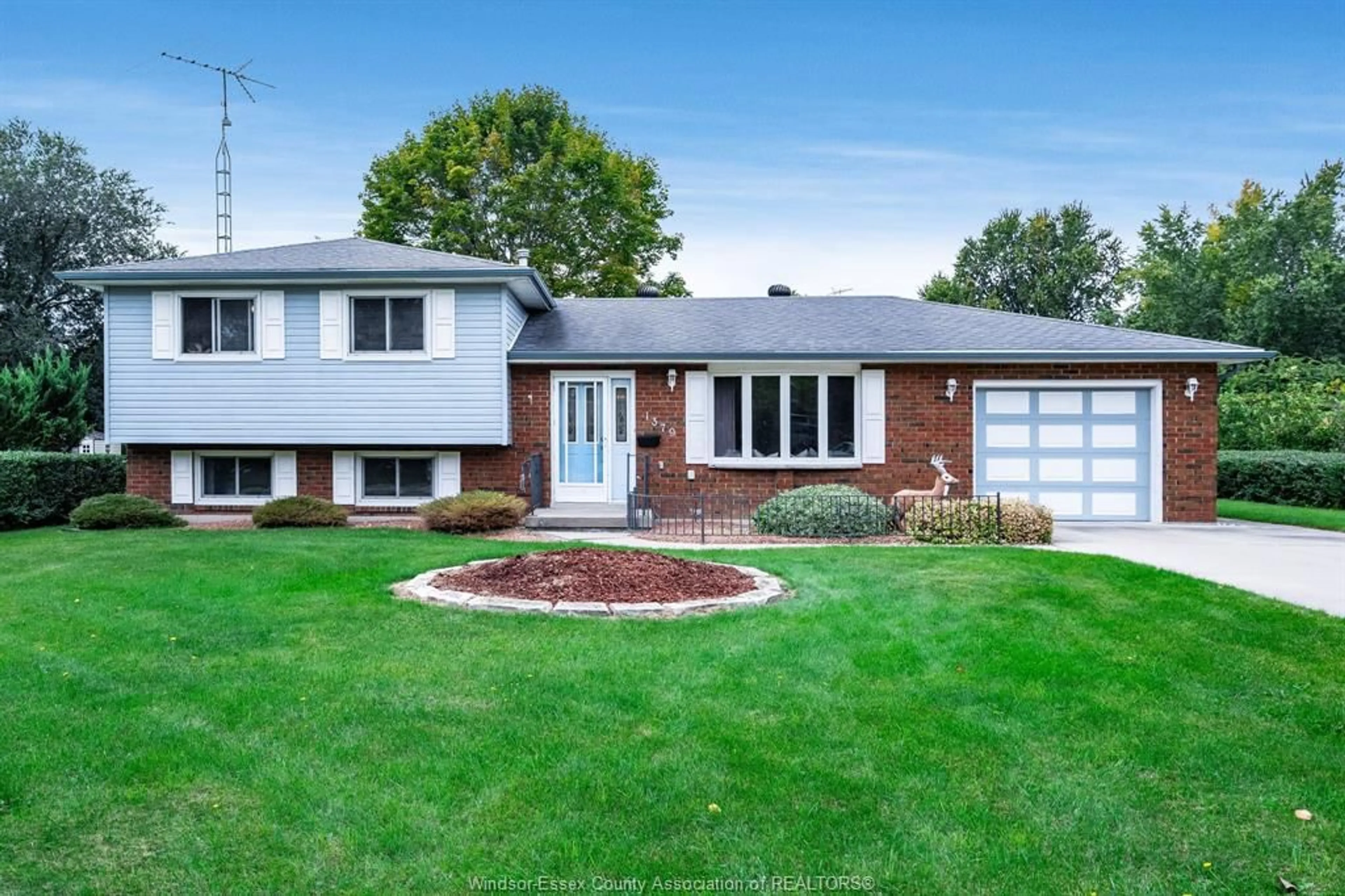 Home with vinyl exterior material, street for 1379 Oxford Ave, Kingsville Ontario N9Y 2G7