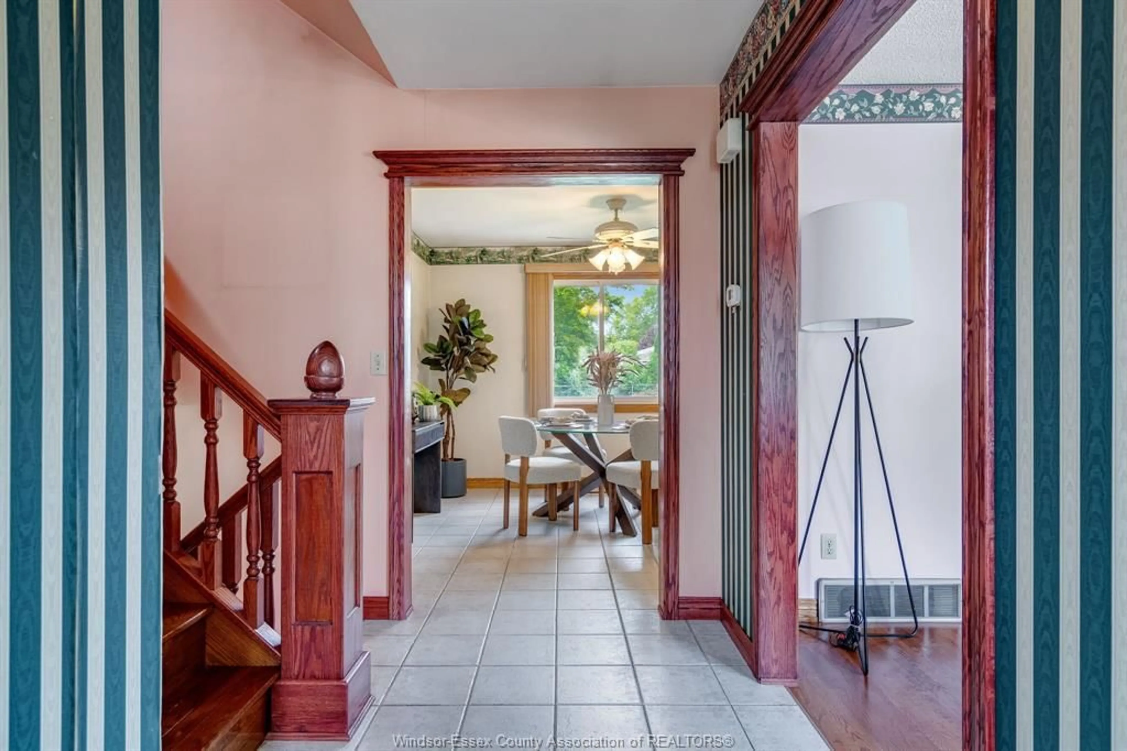 Indoor foyer for 1379 Oxford Ave, Kingsville Ontario N9Y 2G7