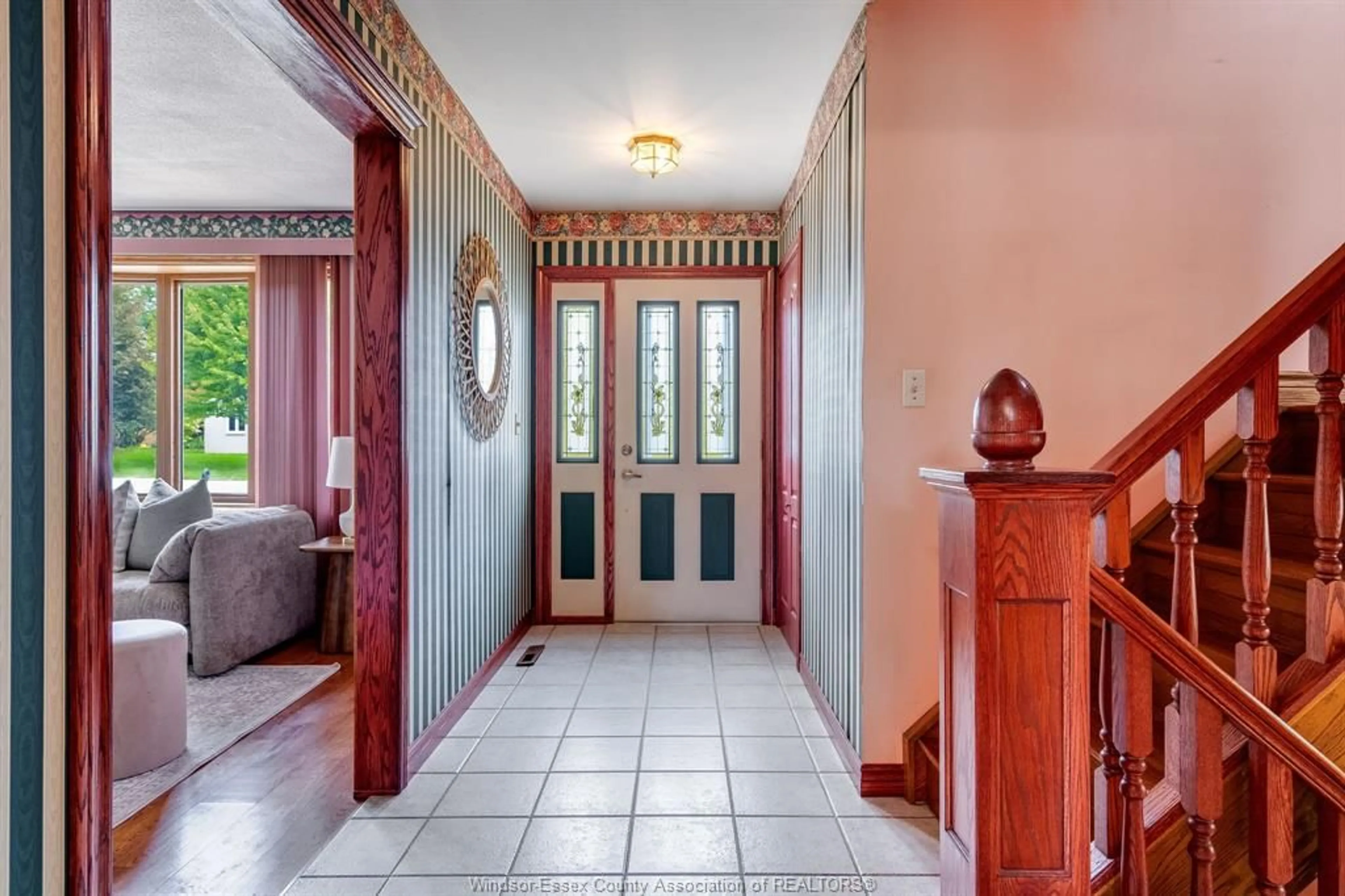 Indoor foyer for 1379 Oxford Ave, Kingsville Ontario N9Y 2G7
