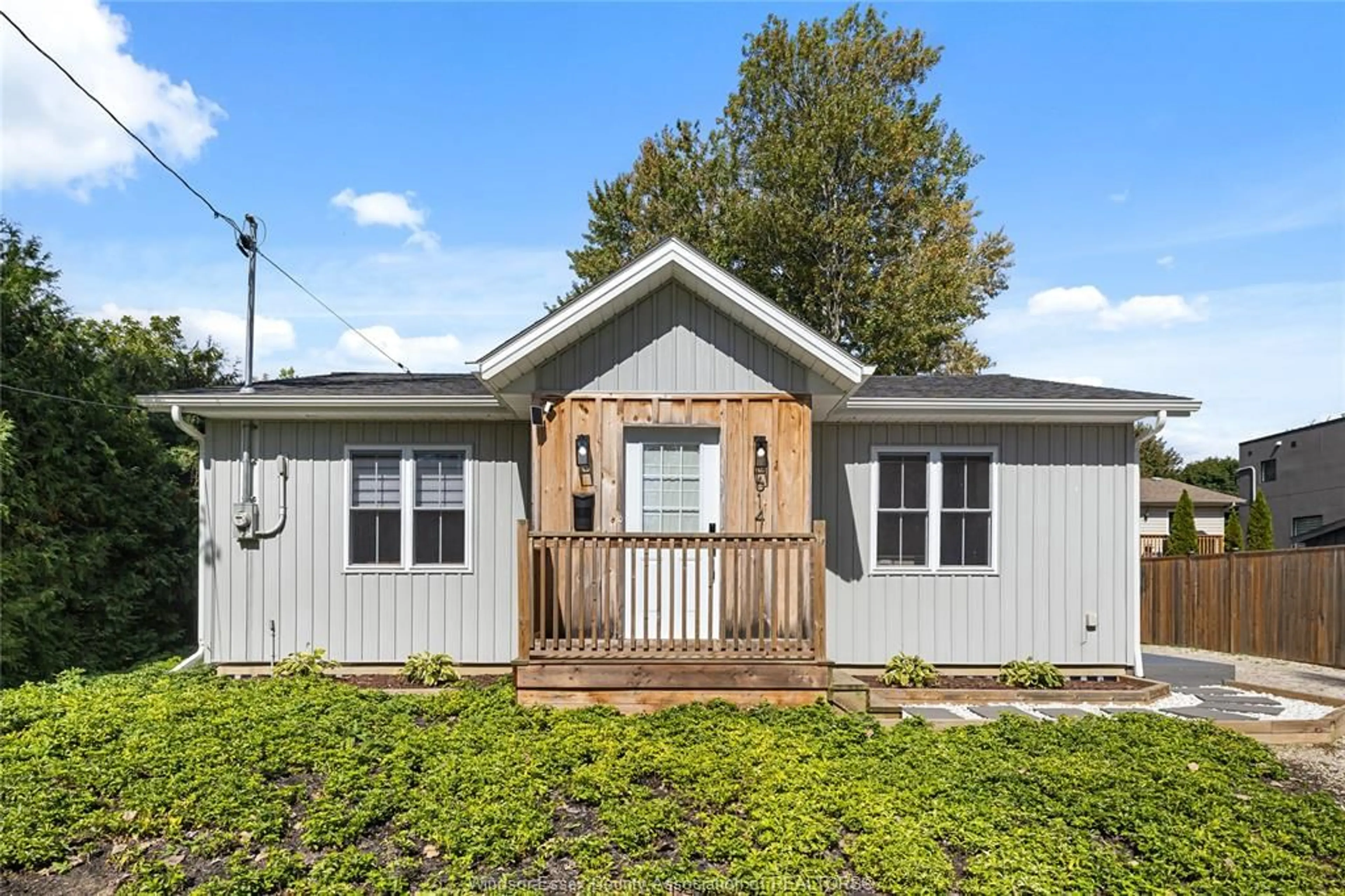 Home with vinyl exterior material, unknown for 614 PETER ST, Kingsville Ontario N9Y 3G8