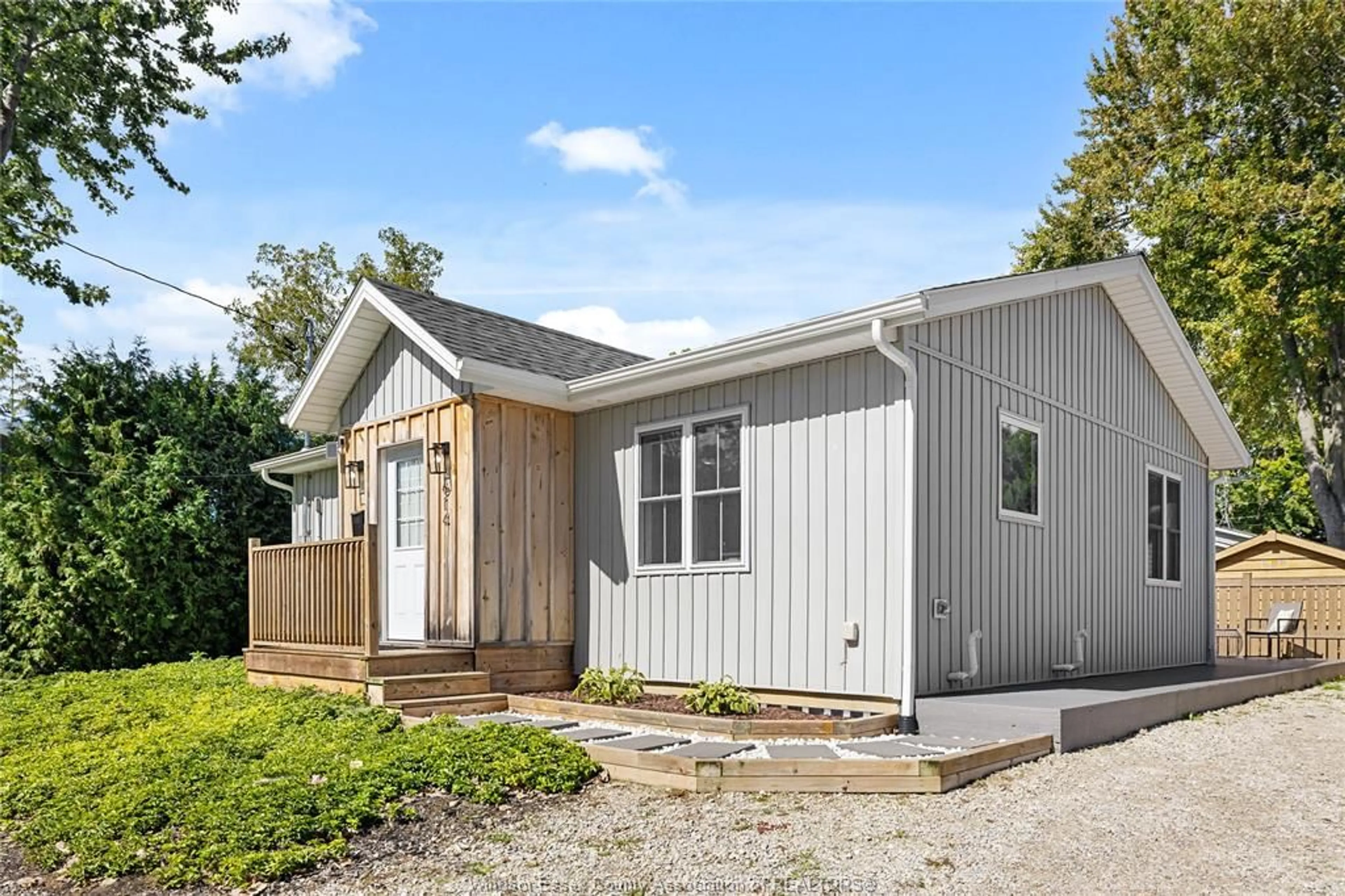 Home with vinyl exterior material, street for 614 PETER ST, Kingsville Ontario N9Y 3G8