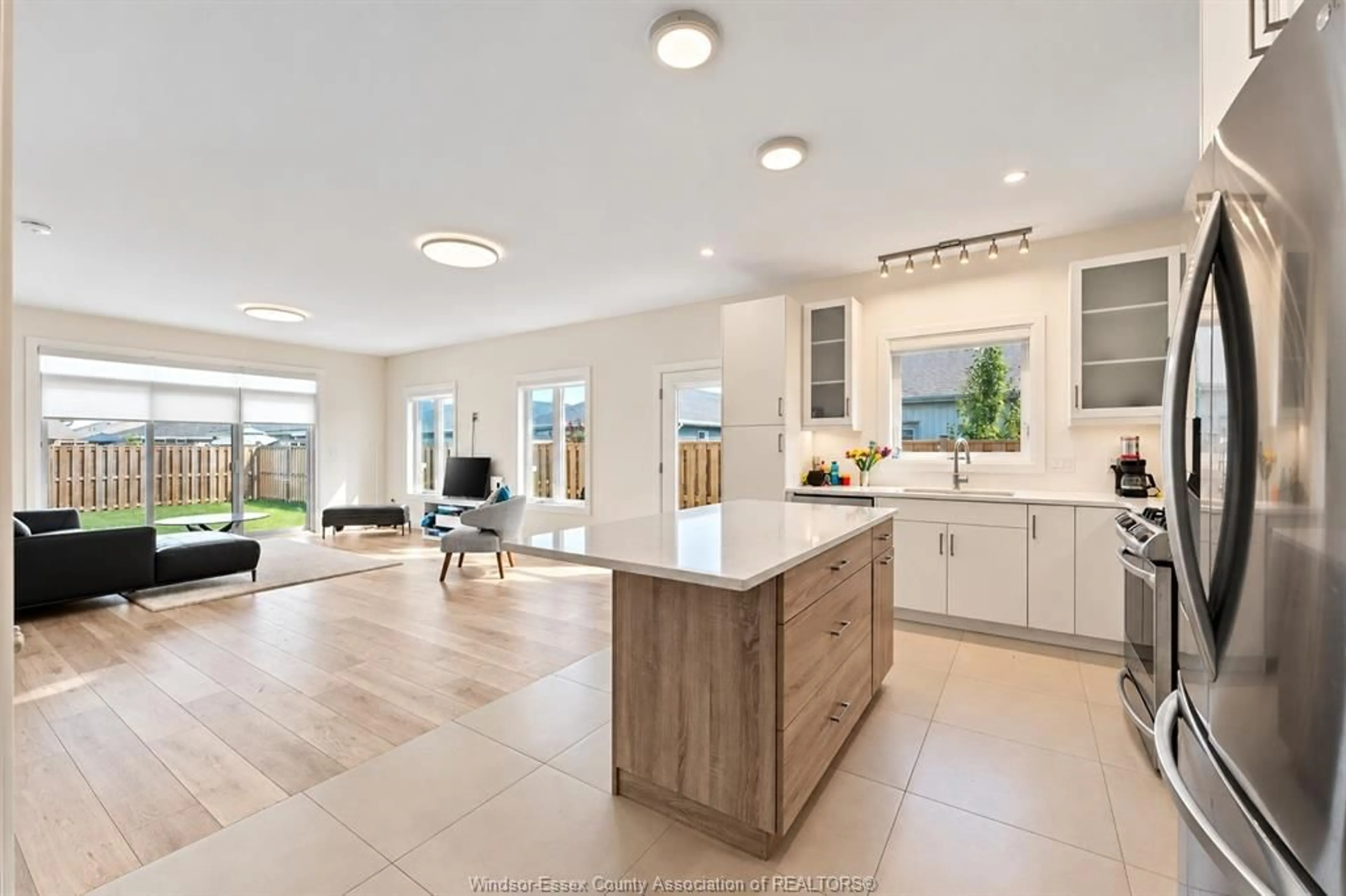 Open concept kitchen, ceramic/tile floor for 2 DELFT Crt, Blenheim Ontario N0P 1A0