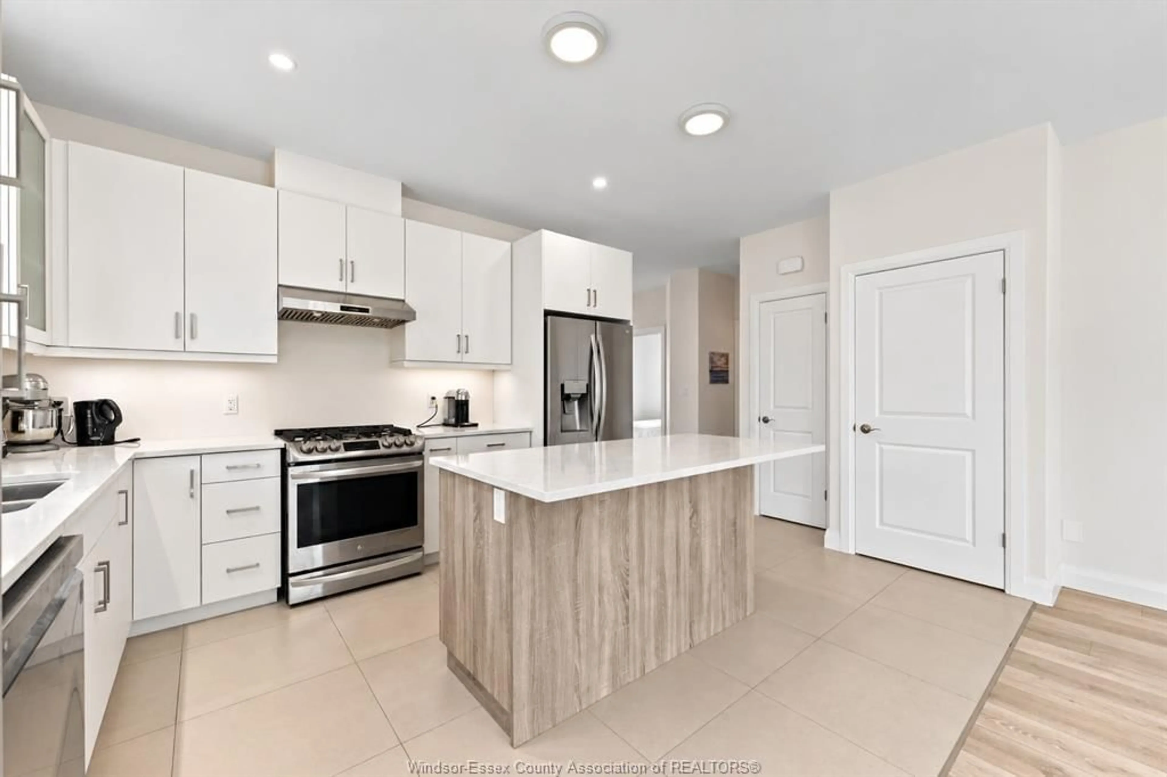 Open concept kitchen, ceramic/tile floor for 2 DELFT Crt, Blenheim Ontario N0P 1A0