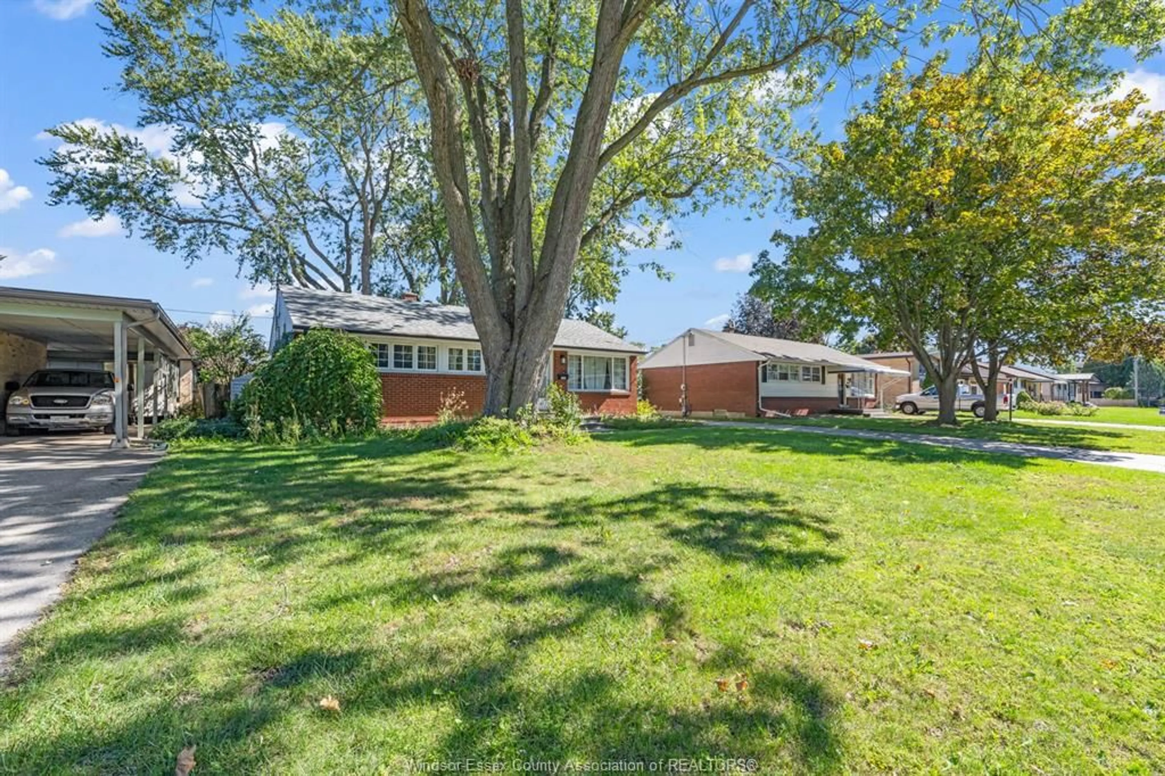 A pic from outside/outdoor area/front of a property/back of a property/a pic from drone, unknown for 3660 ROXBOROUGH, Windsor Ontario N9E 3A2