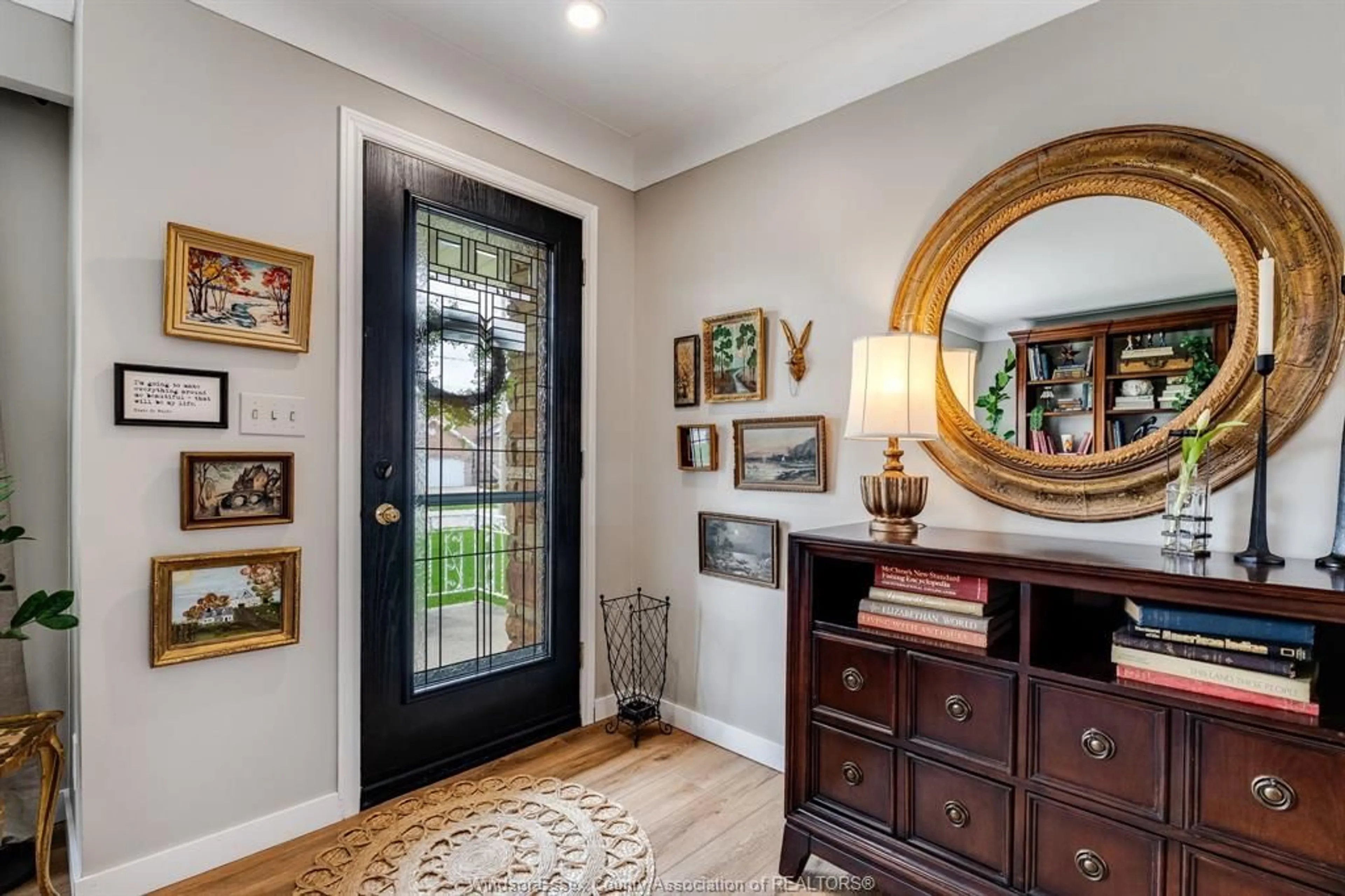 Indoor entryway for 40 NICHOLAS St, Leamington Ontario N8H 3R9