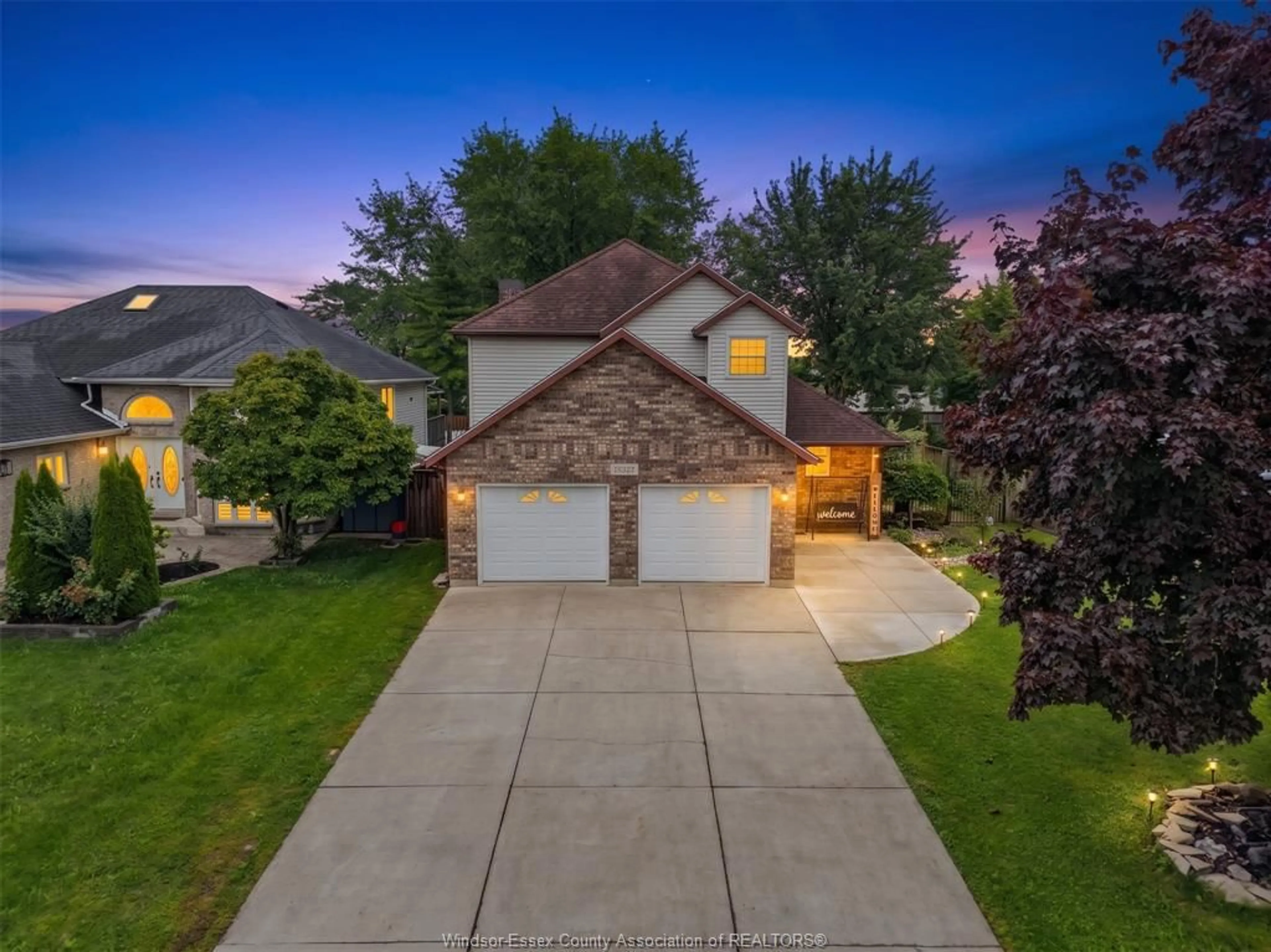 A pic from outside/outdoor area/front of a property/back of a property/a pic from drone, street for 2920 STRAWBERRY Dr, Tecumseh Ontario N9K 1C1