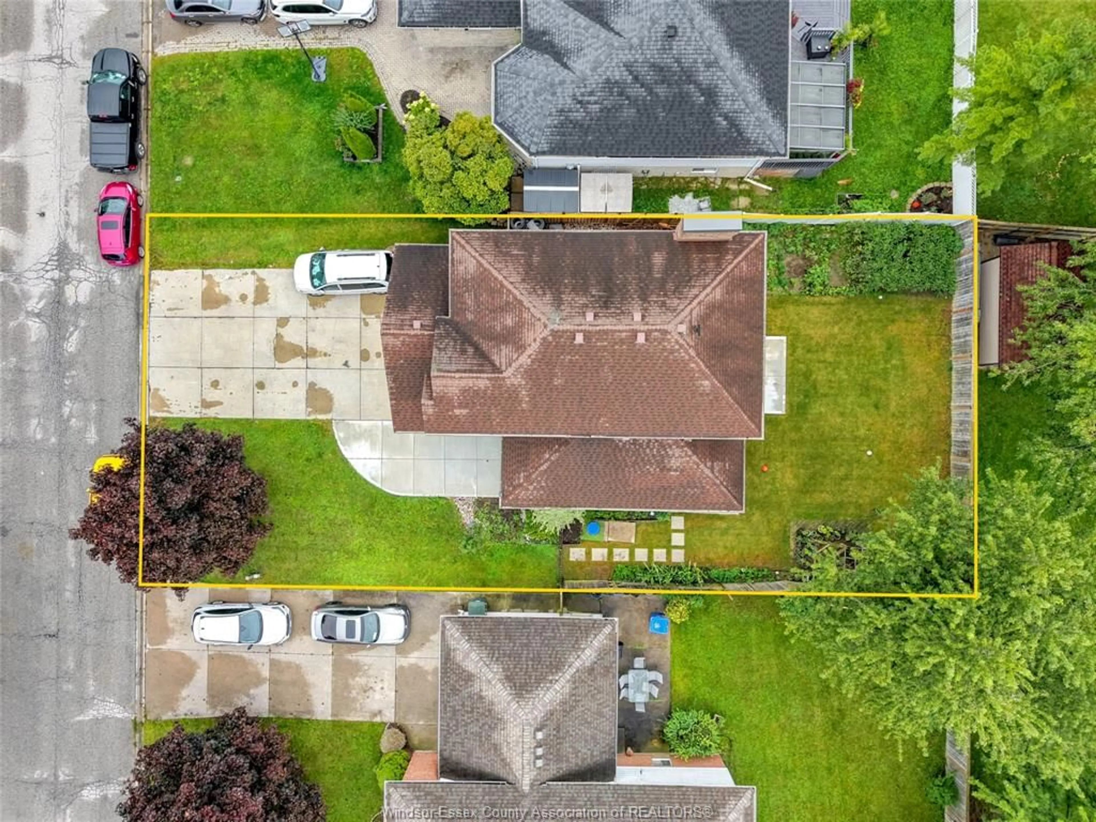 A pic from outside/outdoor area/front of a property/back of a property/a pic from drone, street for 2920 STRAWBERRY Dr, Tecumseh Ontario N9K 1C1