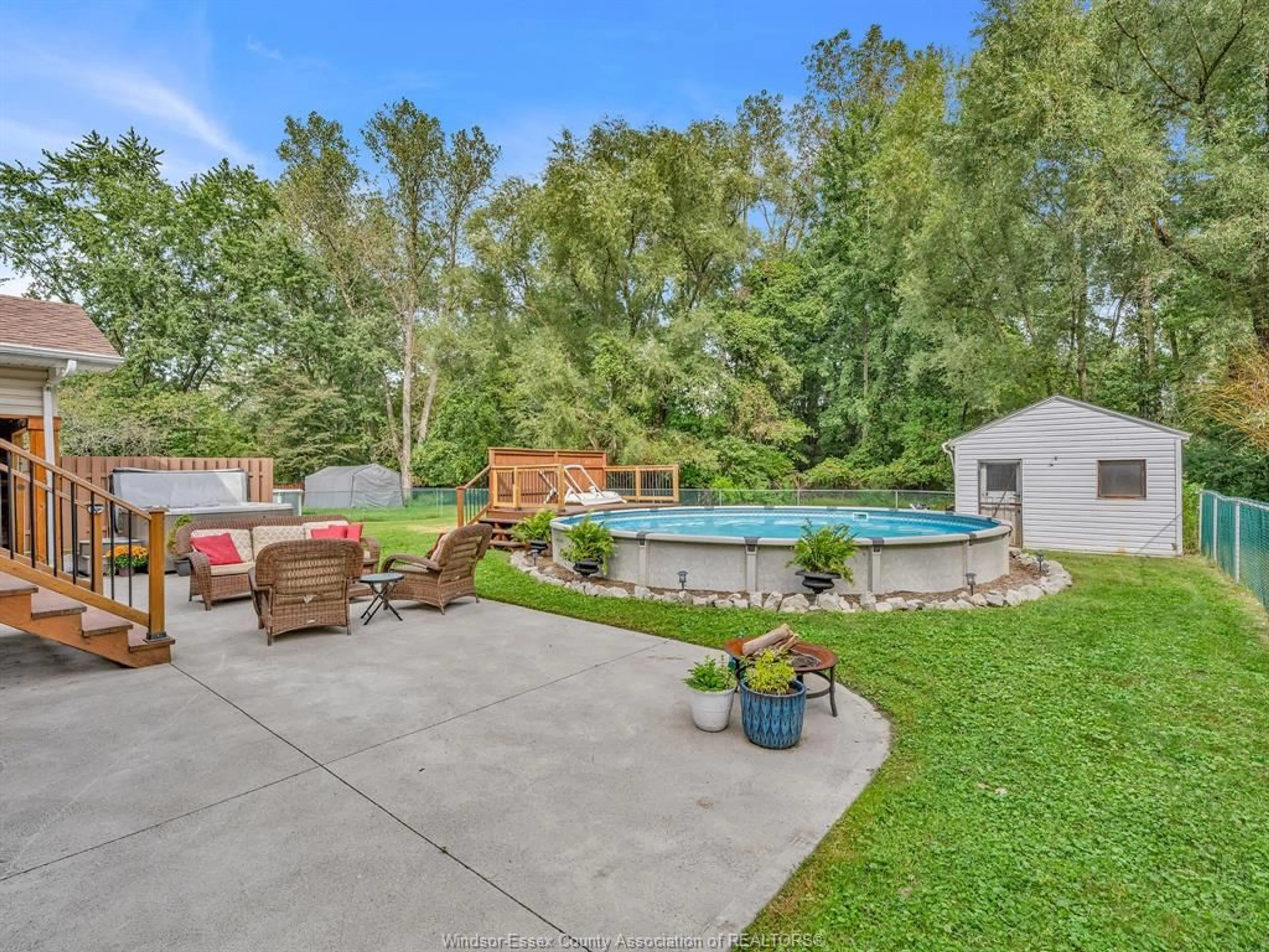 A pic from outside/outdoor area/front of a property/back of a property/a pic from drone, water/lake/river/ocean view for 1940 KENT, Windsor Ontario N9E 3R3