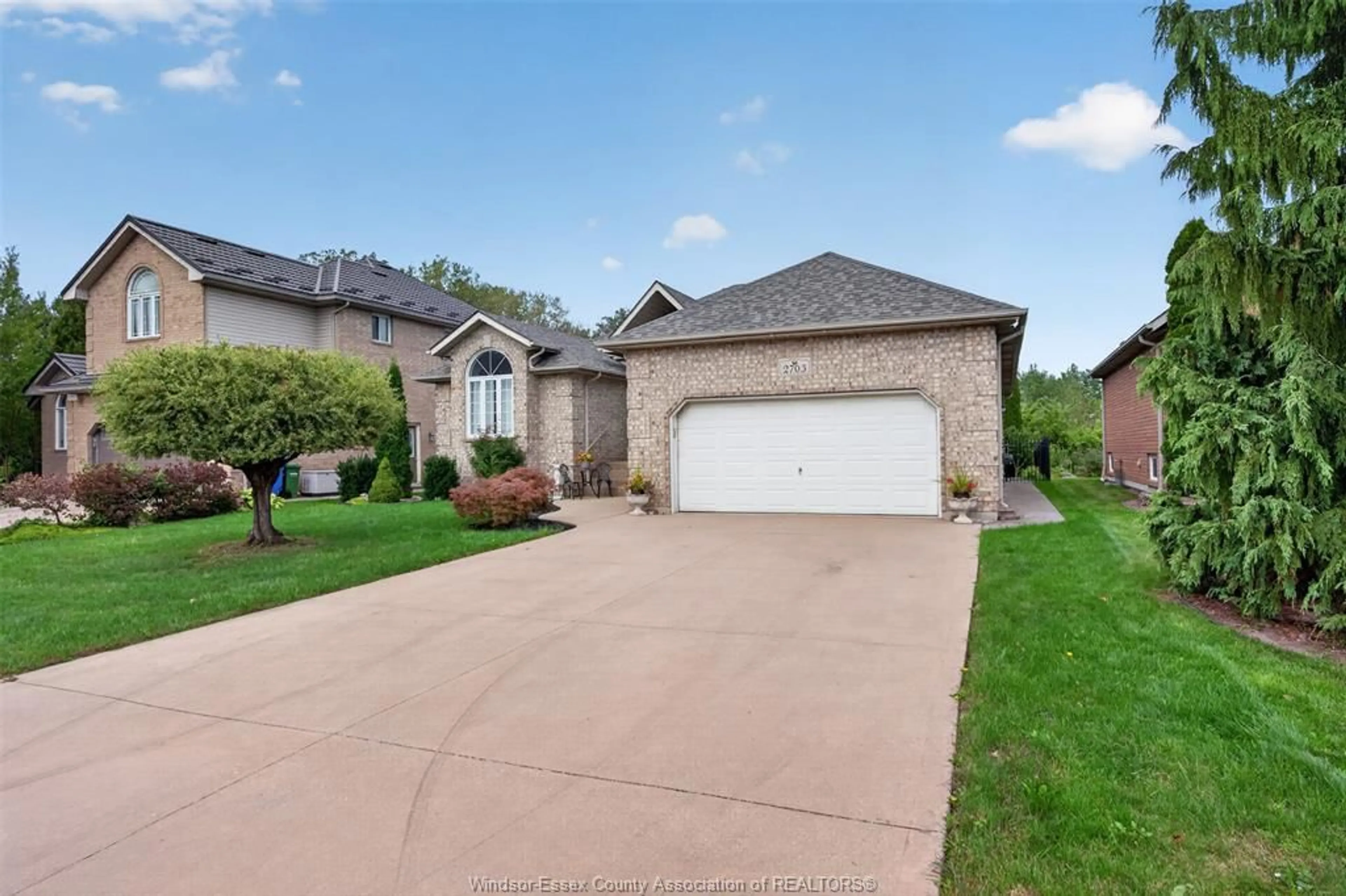 A pic from outside/outdoor area/front of a property/back of a property/a pic from drone, street for 2703 LOMBARDY CRES, LaSalle Ontario N9H 2L7