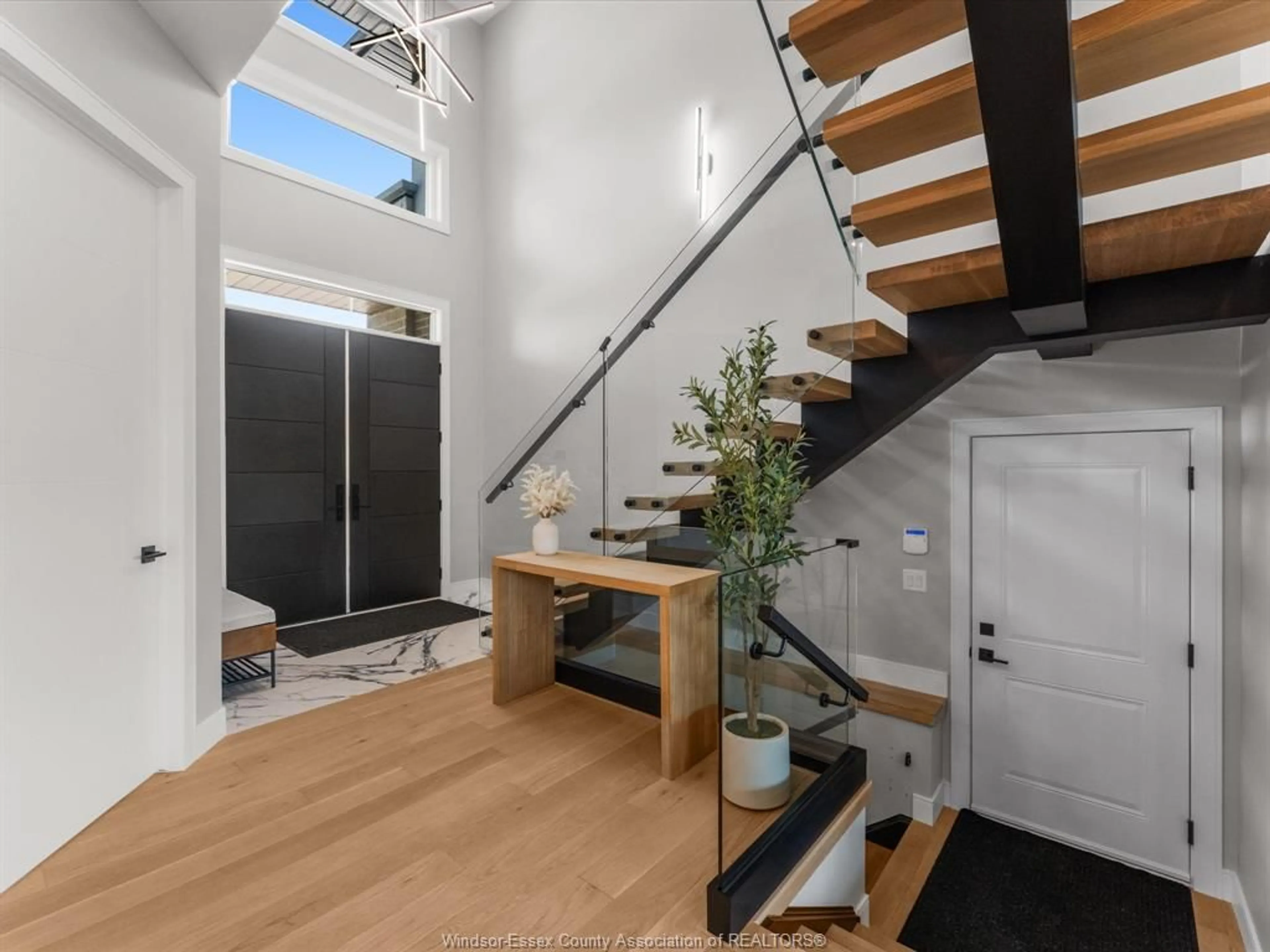 Indoor entryway for 4970 Terra Bella Dr, LaSalle Ontario N9H 0N3
