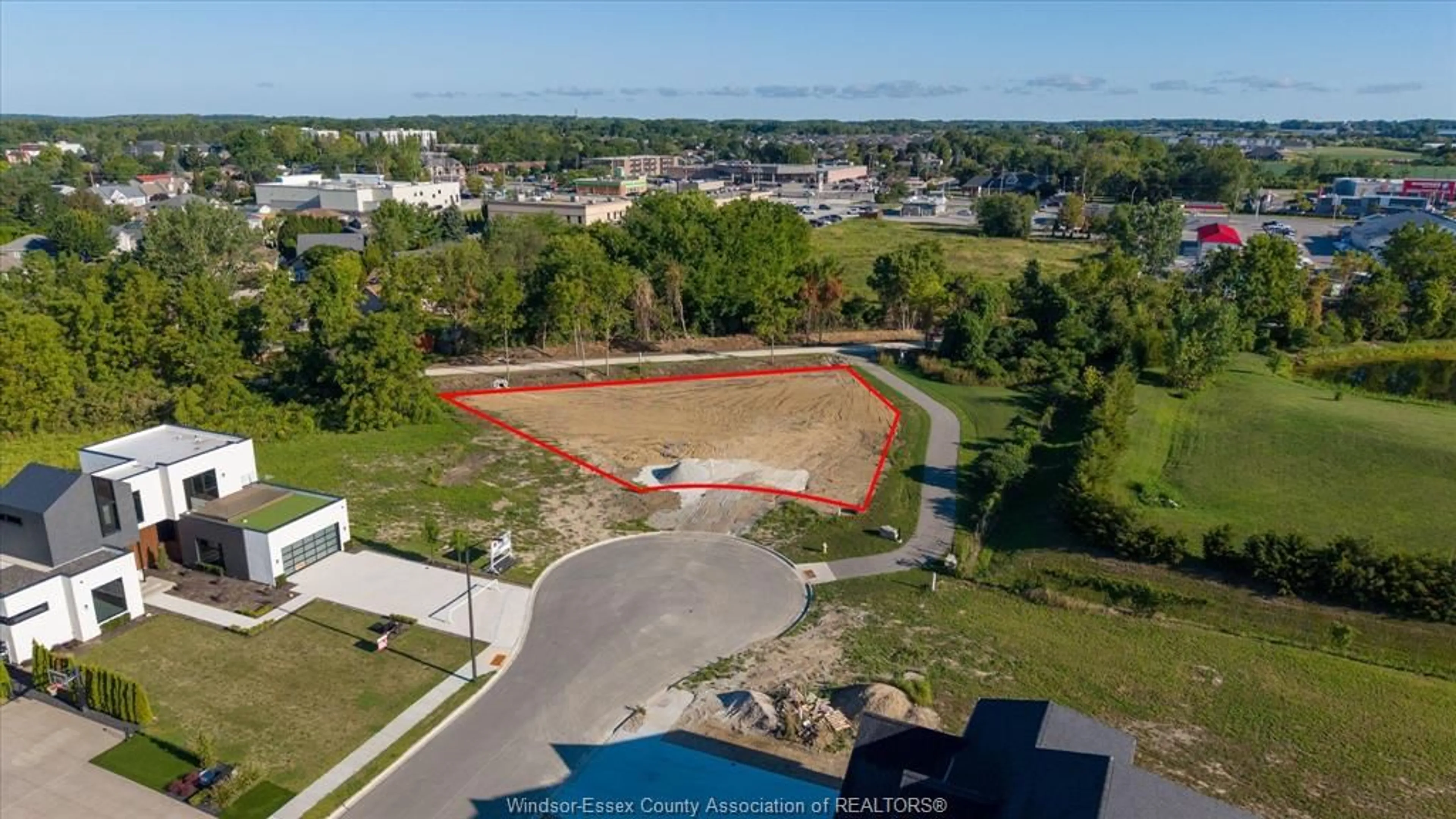 A pic from outside/outdoor area/front of a property/back of a property/a pic from drone, street for 143 GRANDVIEW AVENUE, Kingsville Ontario N9Y 0C8