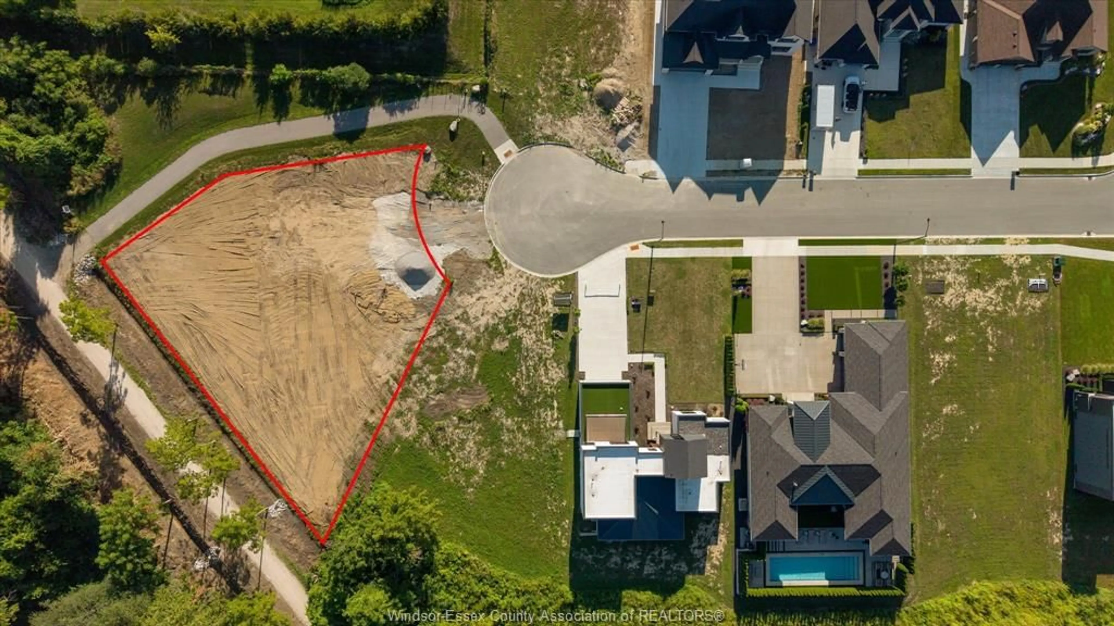A pic from outside/outdoor area/front of a property/back of a property/a pic from drone, street for 143 GRANDVIEW AVENUE, Kingsville Ontario N9Y 0C8