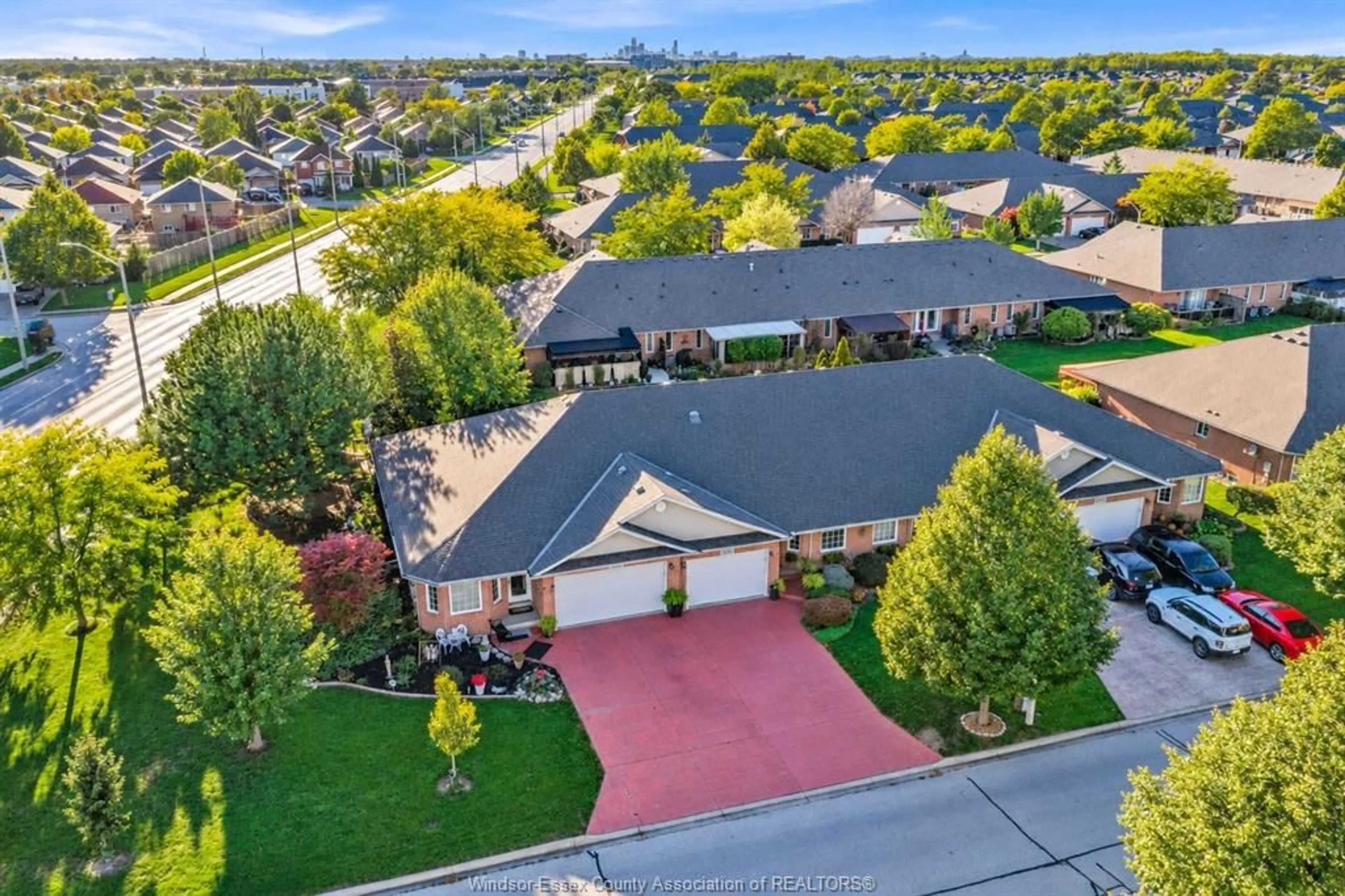 A pic from outside/outdoor area/front of a property/back of a property/a pic from drone, street for 2211 CHATEAU Ave, Windsor Ontario N8P 1N6