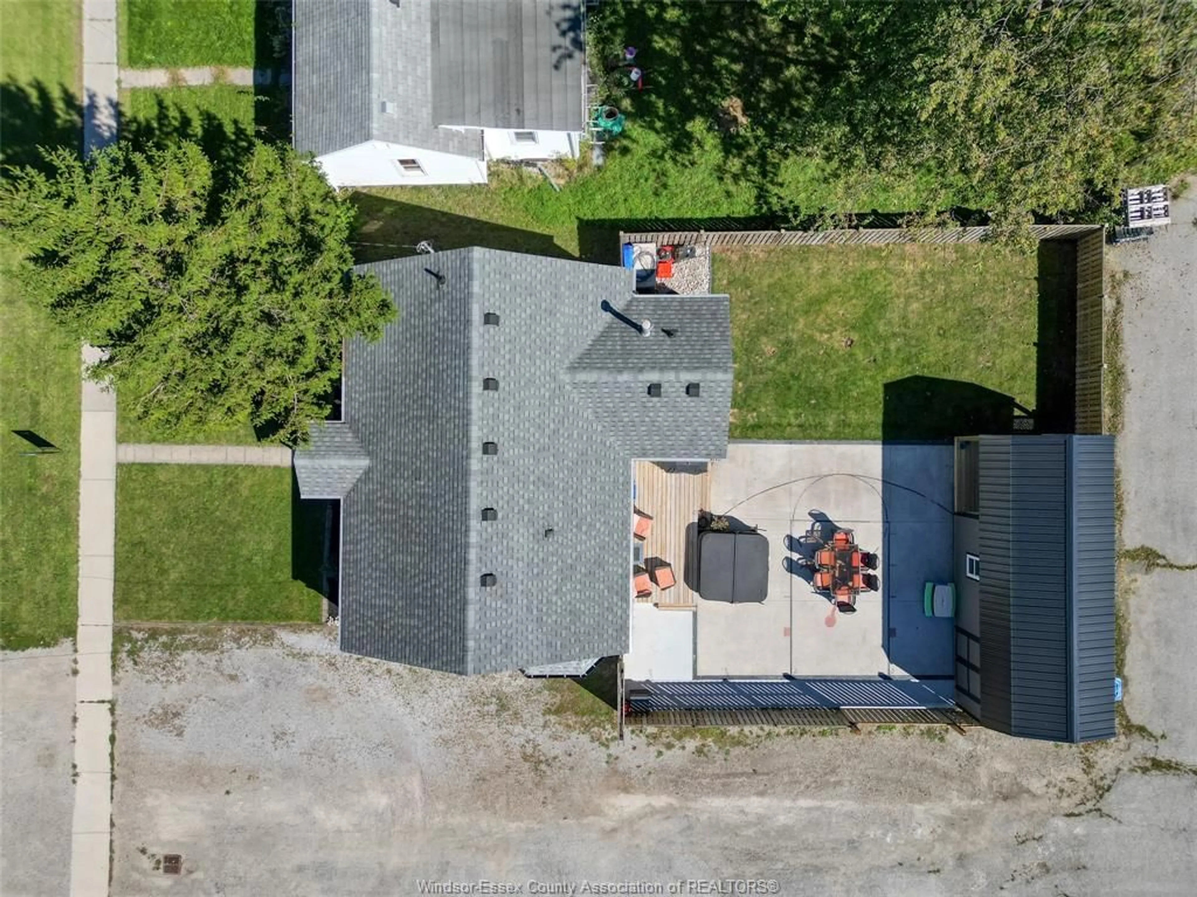 A pic from outside/outdoor area/front of a property/back of a property/a pic from drone, street for 84 CAMERON, Essex Ontario N8M 2L5