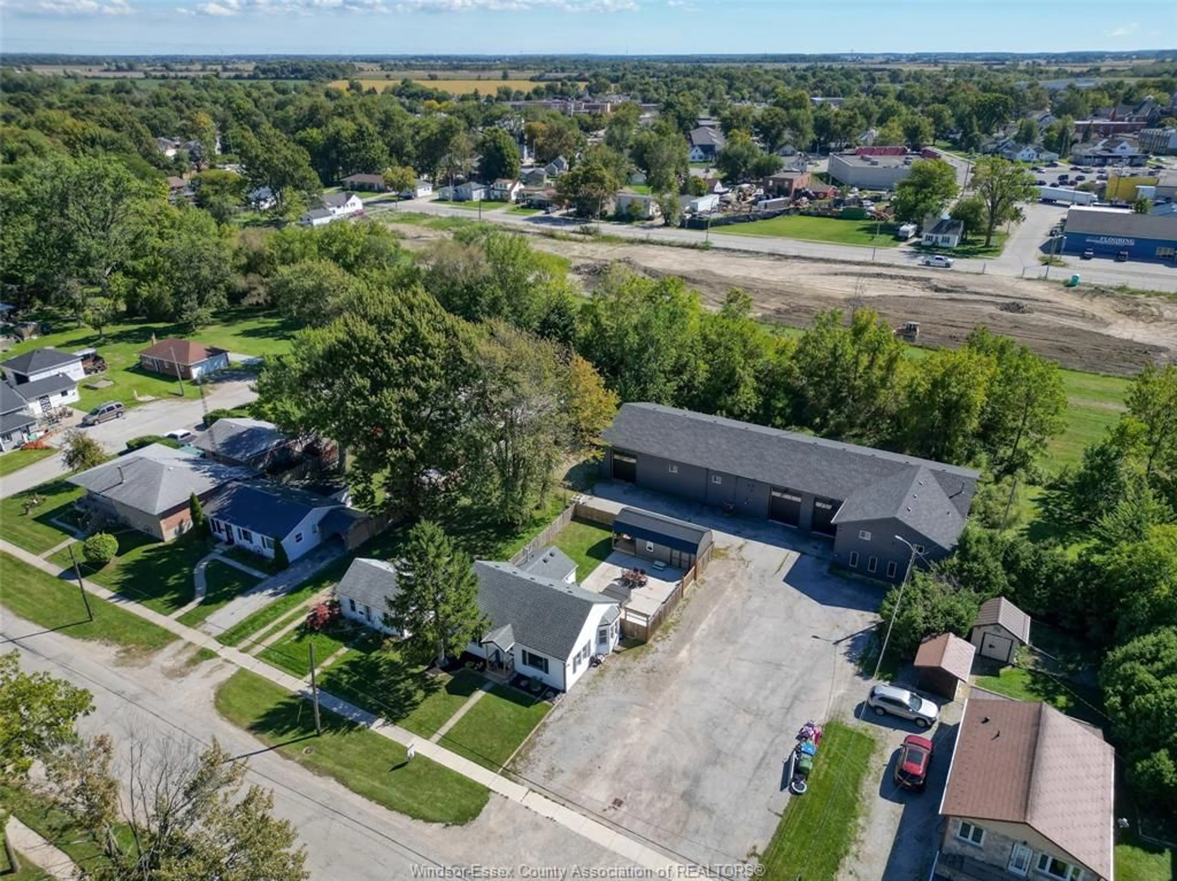 A pic from outside/outdoor area/front of a property/back of a property/a pic from drone, street for 84 CAMERON, Essex Ontario N8M 2L5