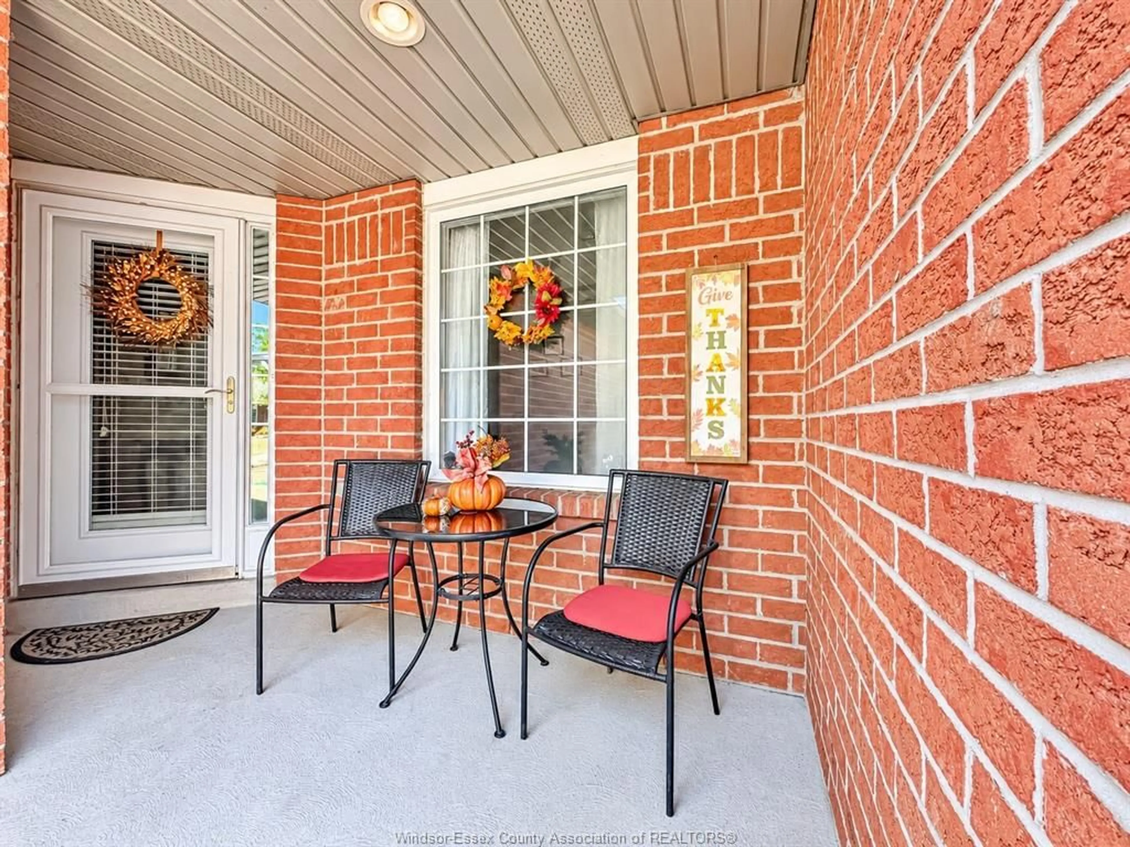 Unknown for 2231 LUXURY, Windsor Ontario N8P 1W9