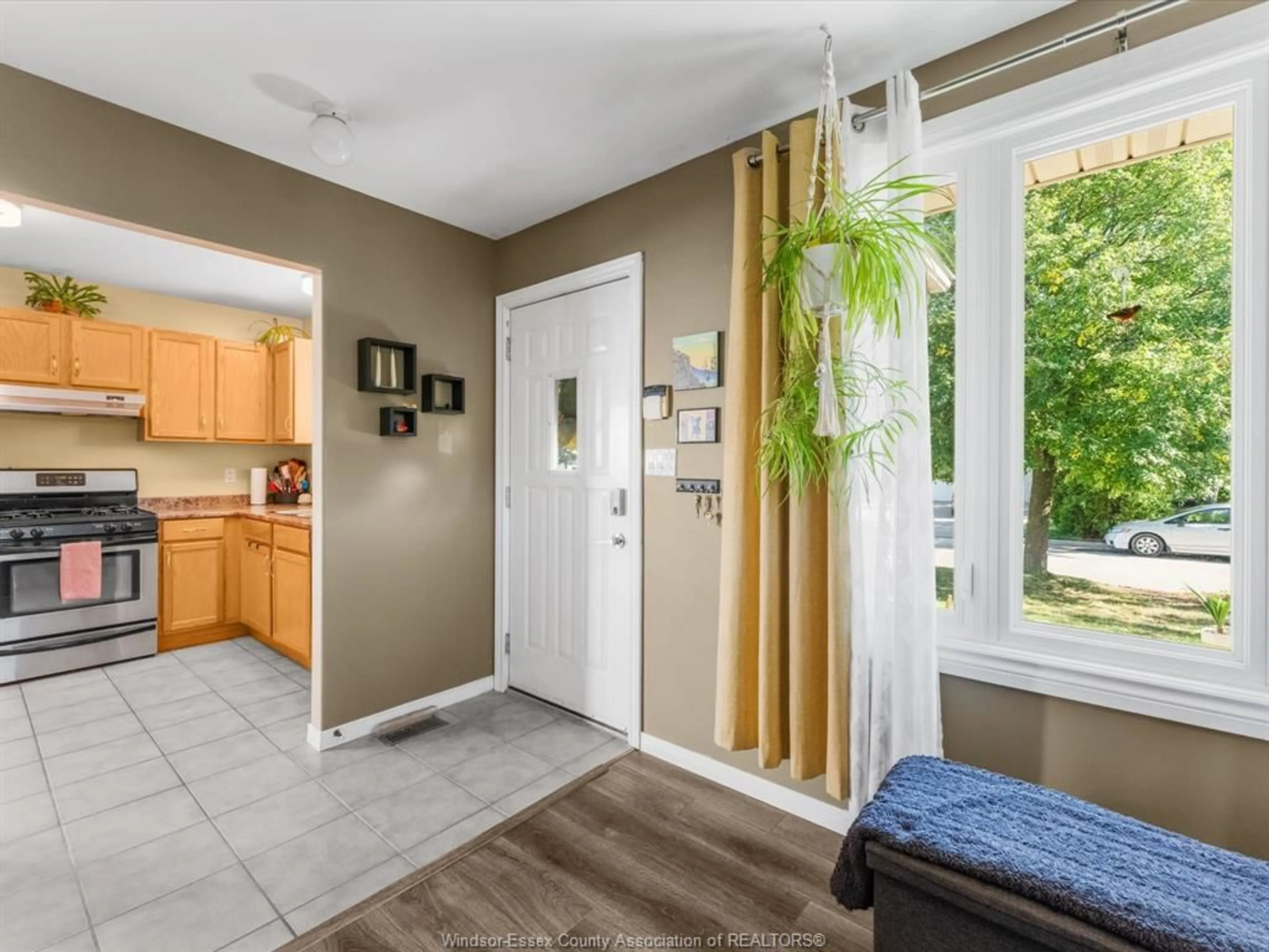 Indoor entryway for 3461 CARIBOU, Windsor Ontario N8W 5V4