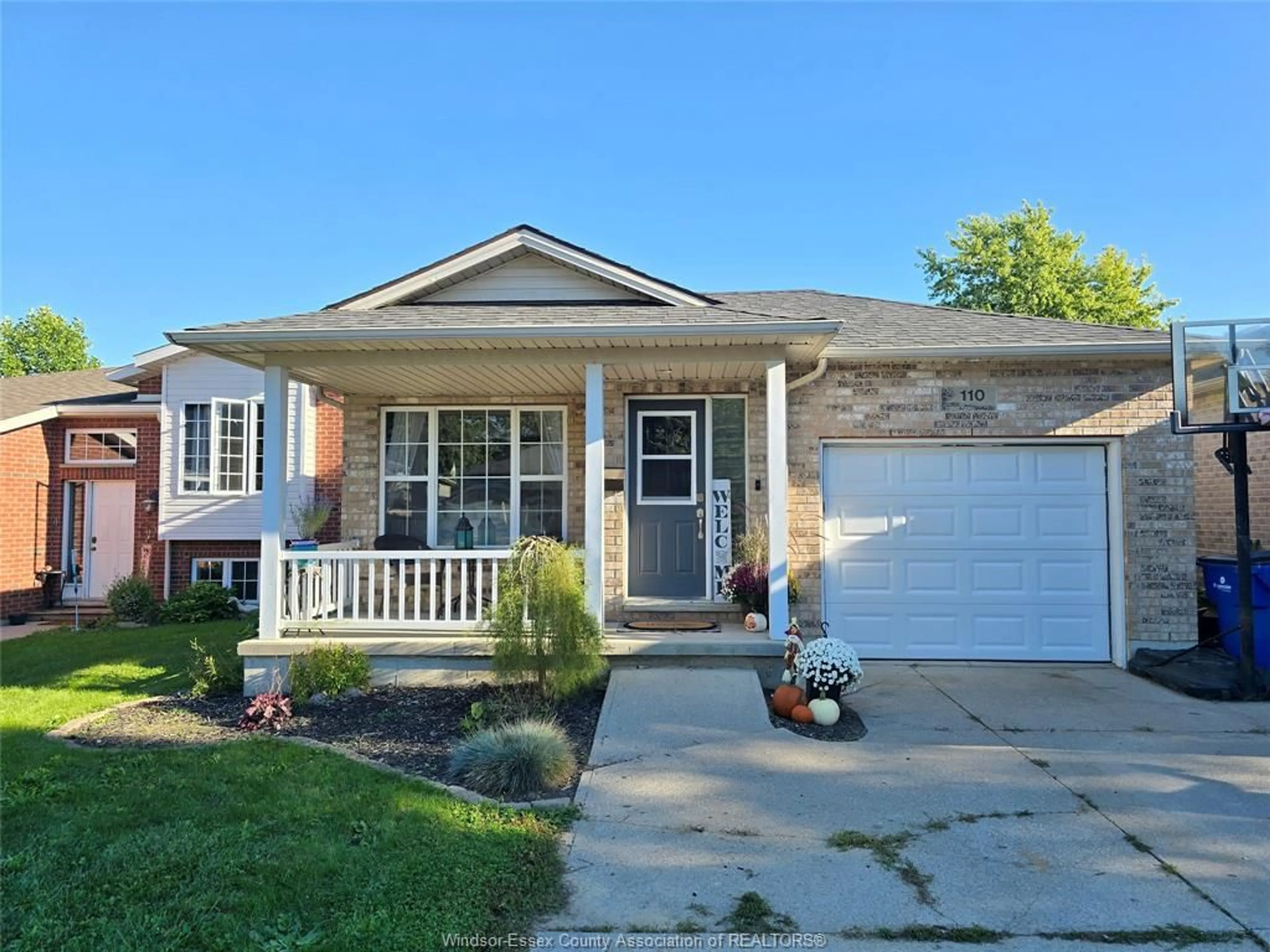 Home with vinyl exterior material, street for 110 GREENFIELD Lane, Chatham Ontario N7L 5N5