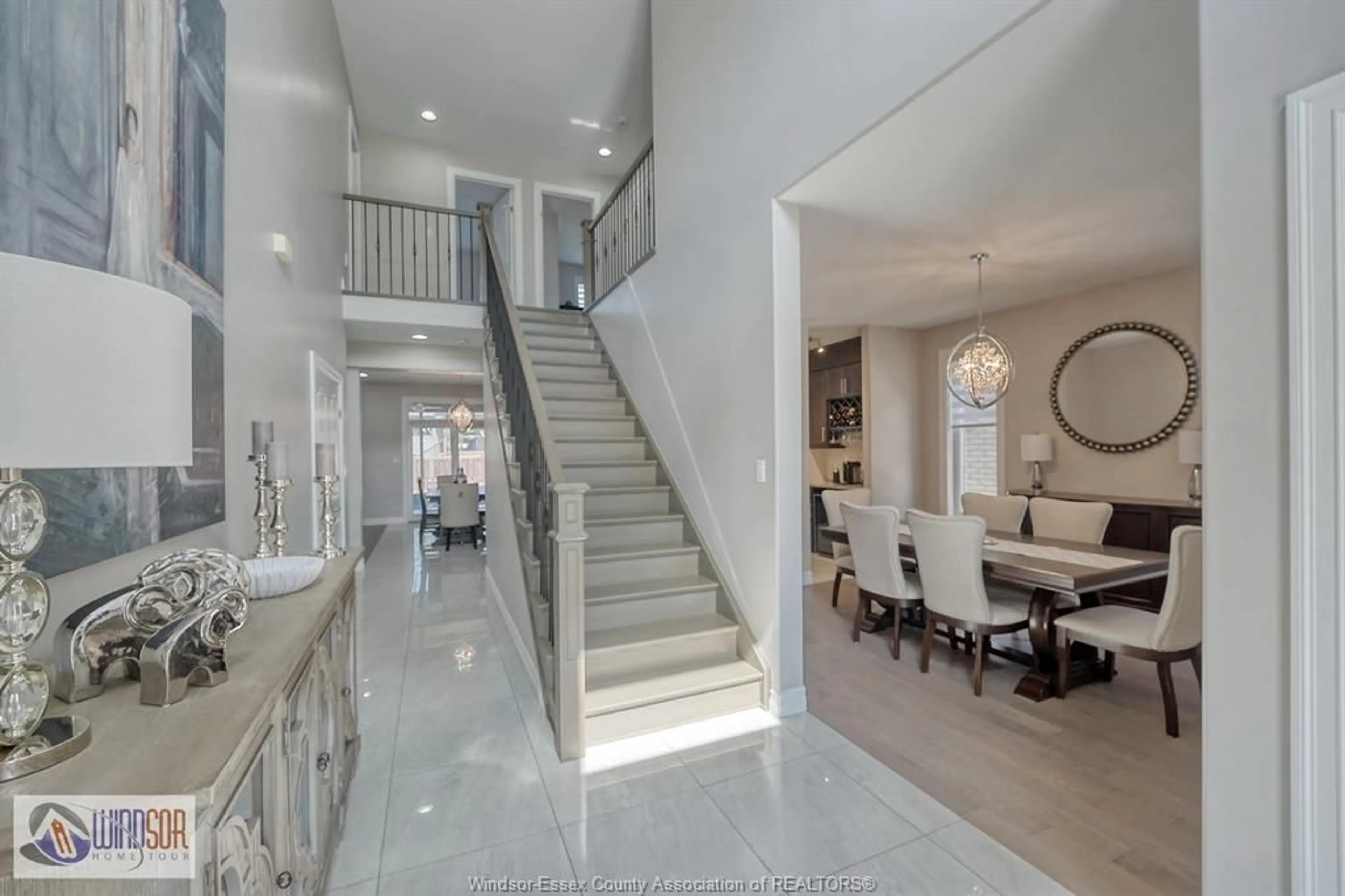 Indoor foyer for 1412 HELSINKI Crt, Windsor Ontario N9G 0B4