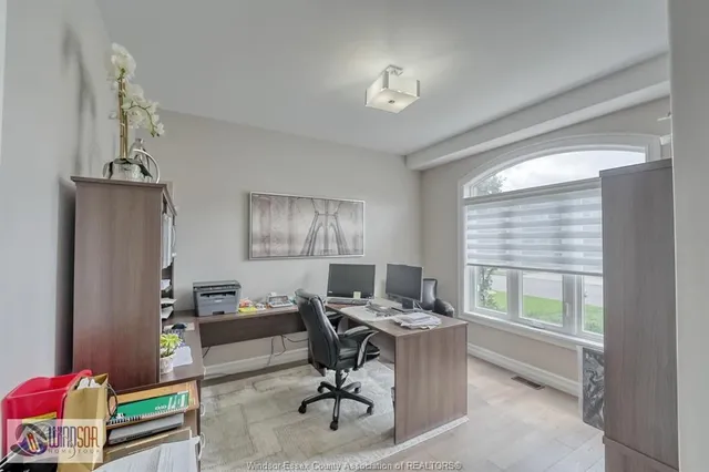 1412 HELSINKI Crt, Windsor 5