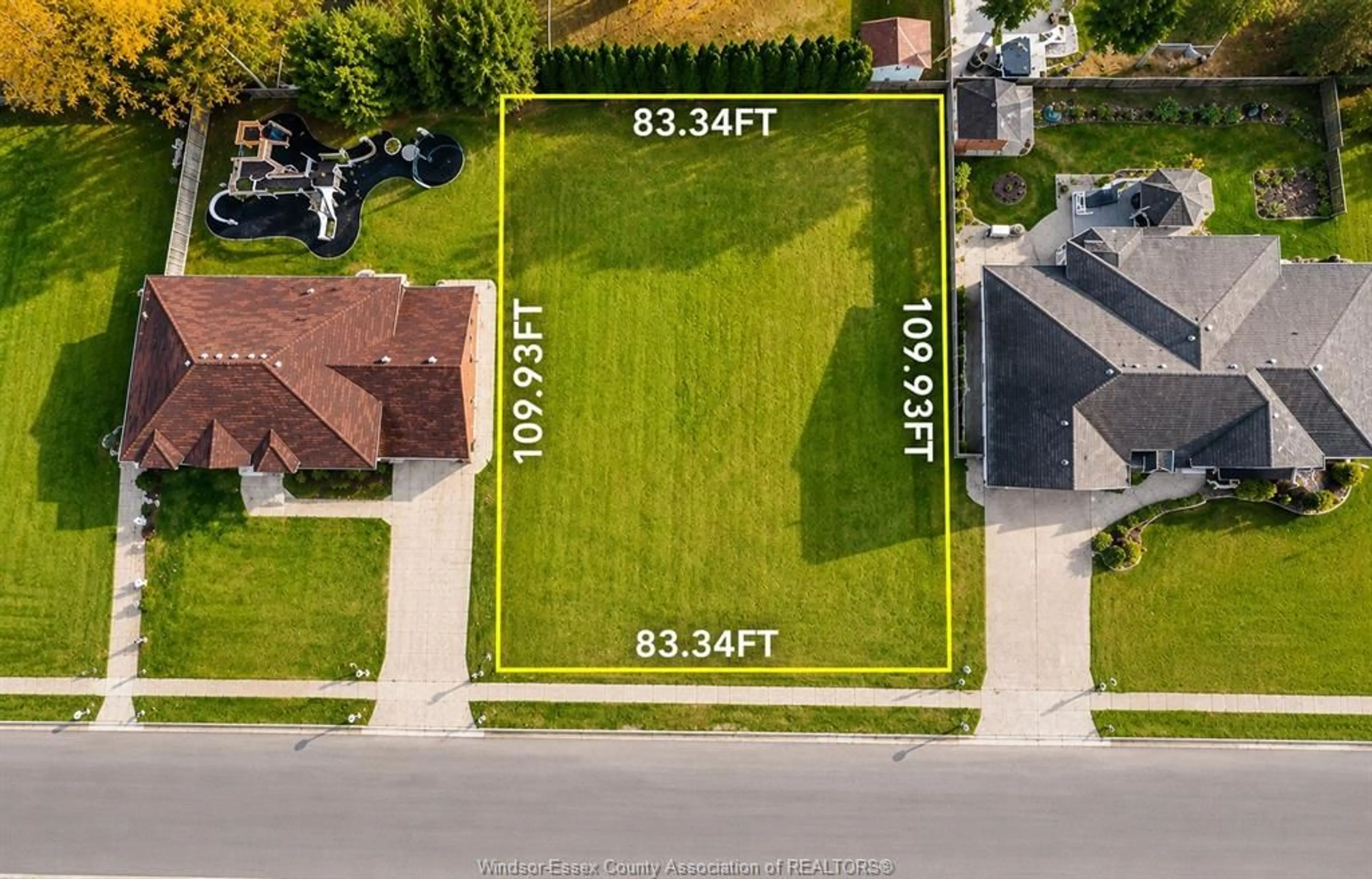 A pic from outside/outdoor area/front of a property/back of a property/a pic from drone, street for 5758 BAGLEY, LaSalle Ontario N9H 1P1