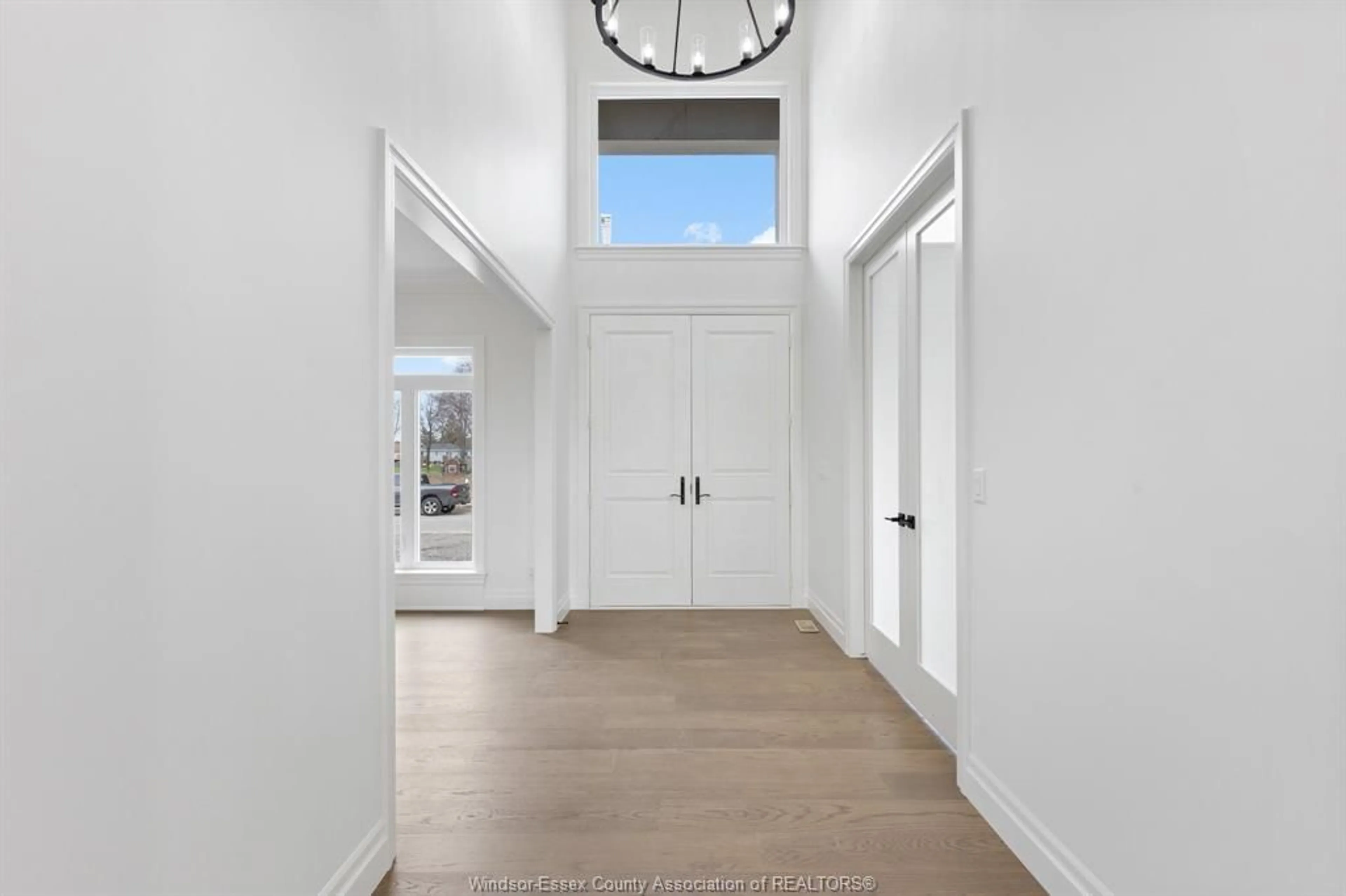 Indoor entryway for 3691 FARROW Ave, Windsor Ontario N9E 0B2